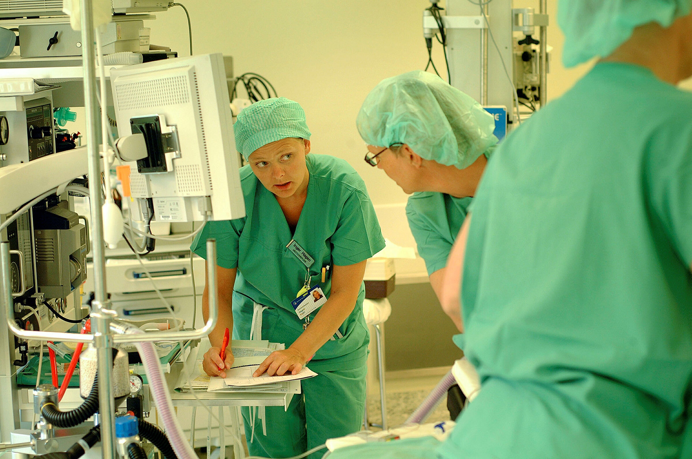 Operasjonssykepleiere og anestesisykepleier i arbeid.