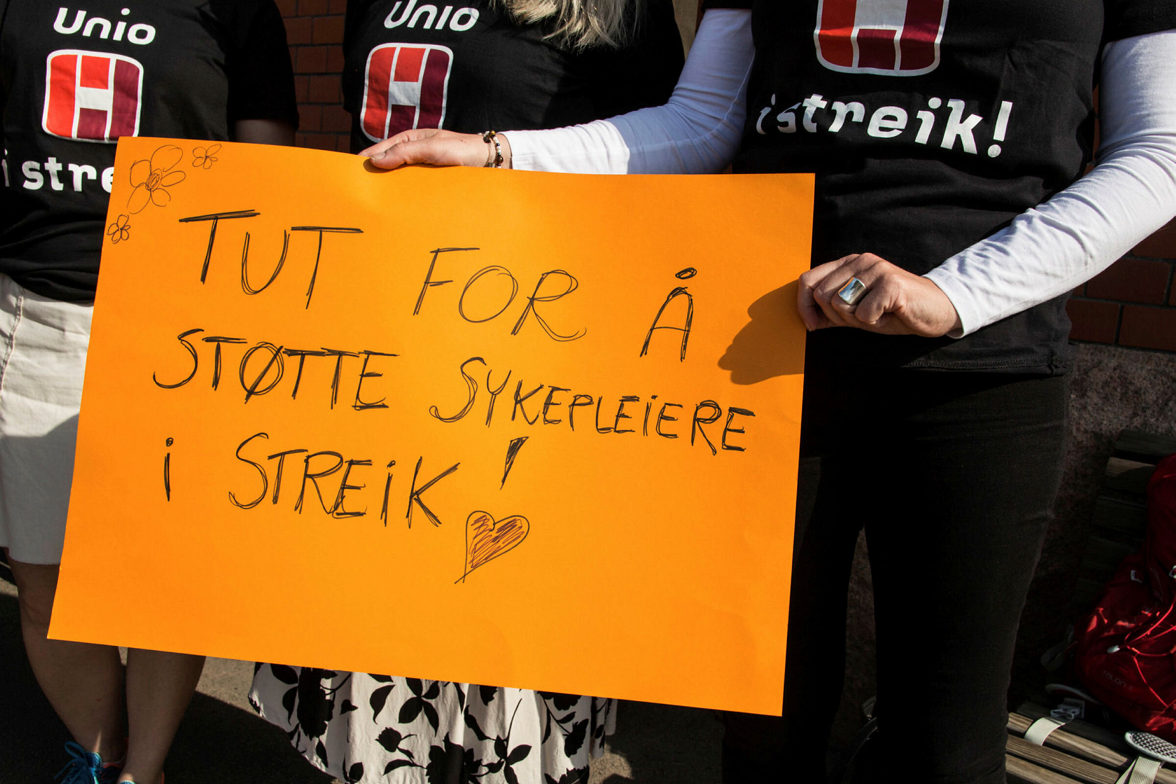 Bildet viser streikevakter utenfor Ullevål sykehus.