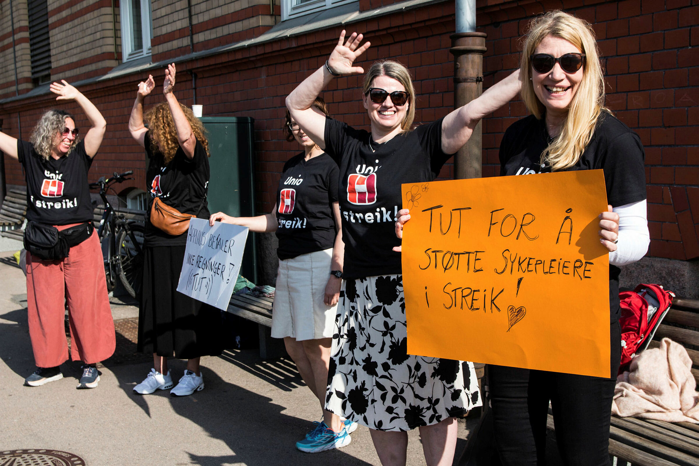 Bildet viser streikevakter utenfor Ullevål sykehus. Fra venstre Kristine Gjermundsen, forskningsavdelingen, psykisk helse, OUS, Siri Sæland, forskningsavdelingen, psykisk helse, OUS, Kristin Bolme Håvik, sykepleier, dagenheten, Aker, Karianne Jonassen, sykepleier, thorax hotellavdelingen, Ullevål og Elisabeth Bergbråten, sykepleier, dagenheten, Aker.