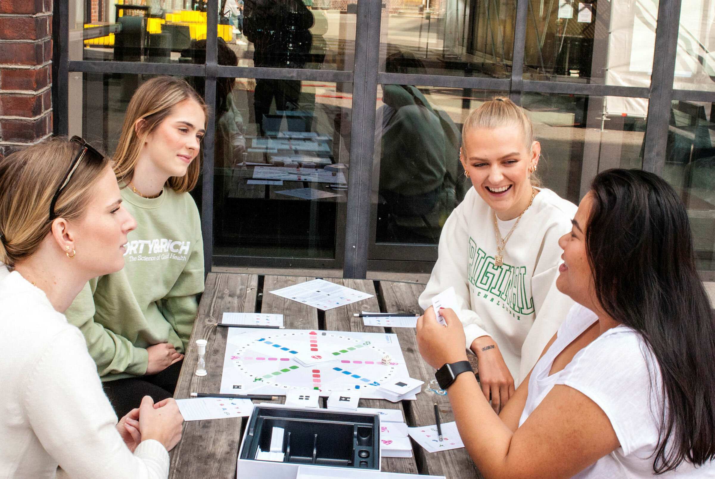 Andreårsstudenter i Sykepleie ved Oslomet, Tiril Urangsæter, Malin Trondsen, Nelly Skjølsvold og Catarina Vu, tester Sykepleierspillet.