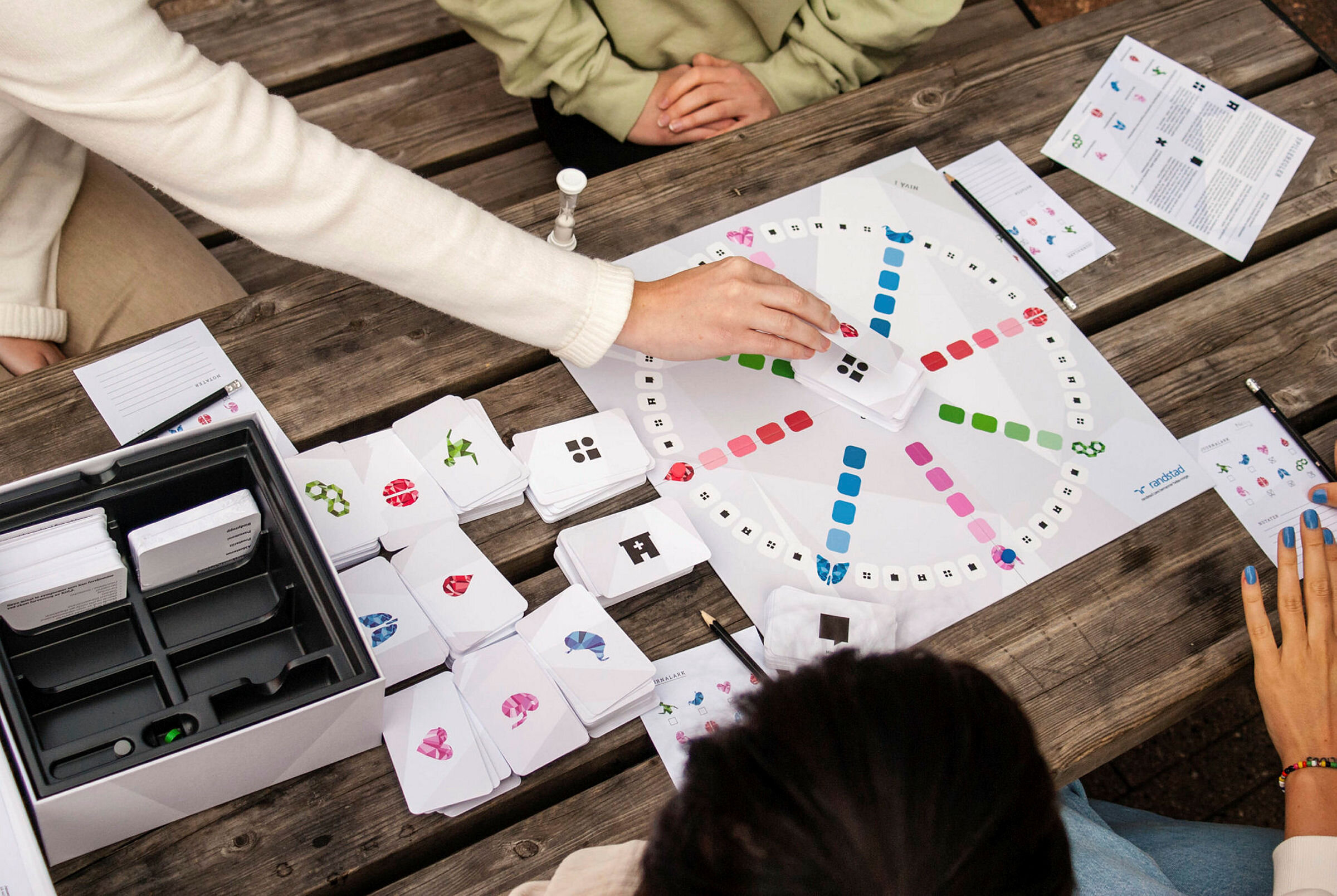 Andreårsstudenter i Sykepleie ved Oslomet, Tiril Urangsæter, Malin Trondsen, Nelly Skjølsvold og Catarina Vu, tester Sykepleierspillet.