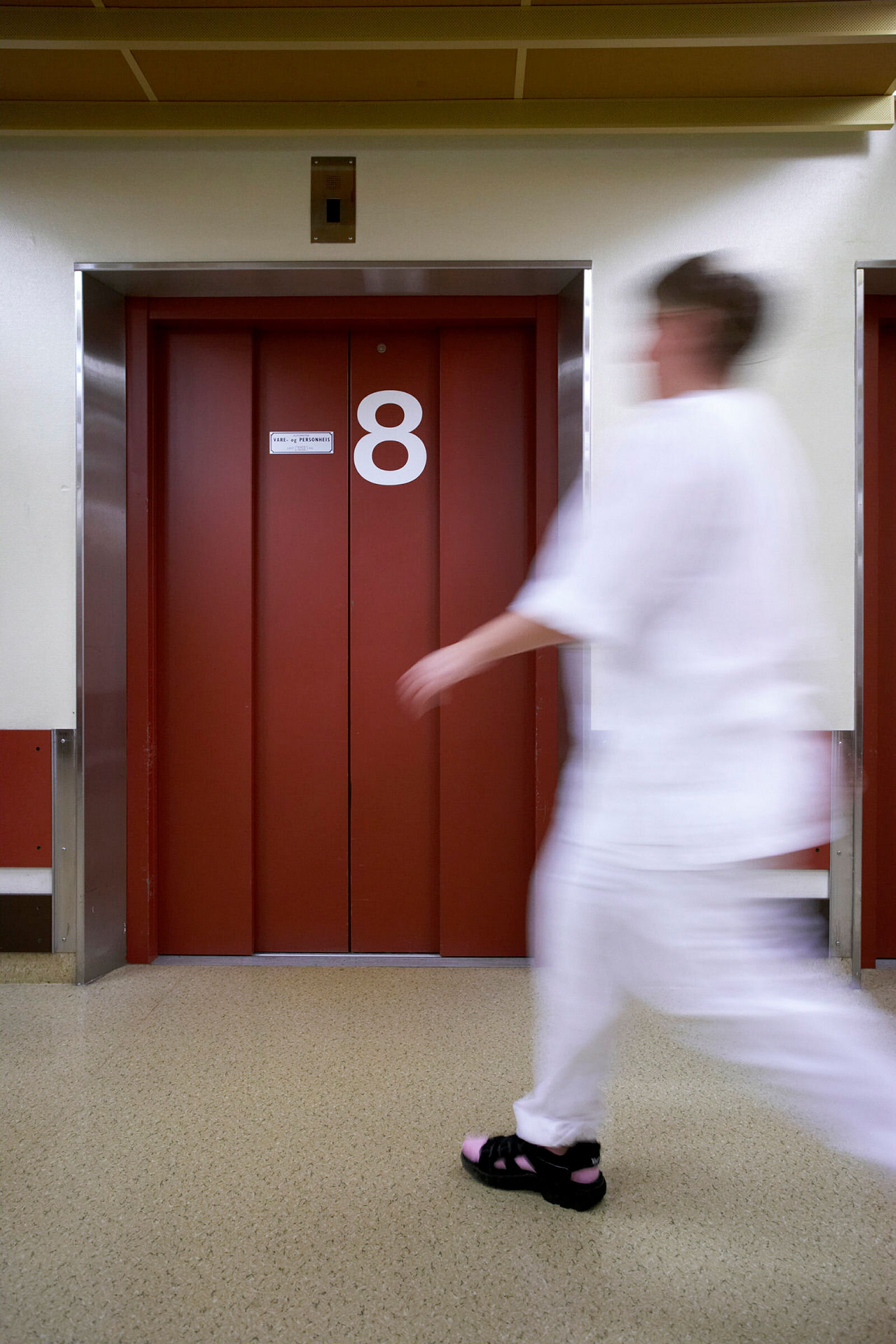 Sykepleier som skynder seg