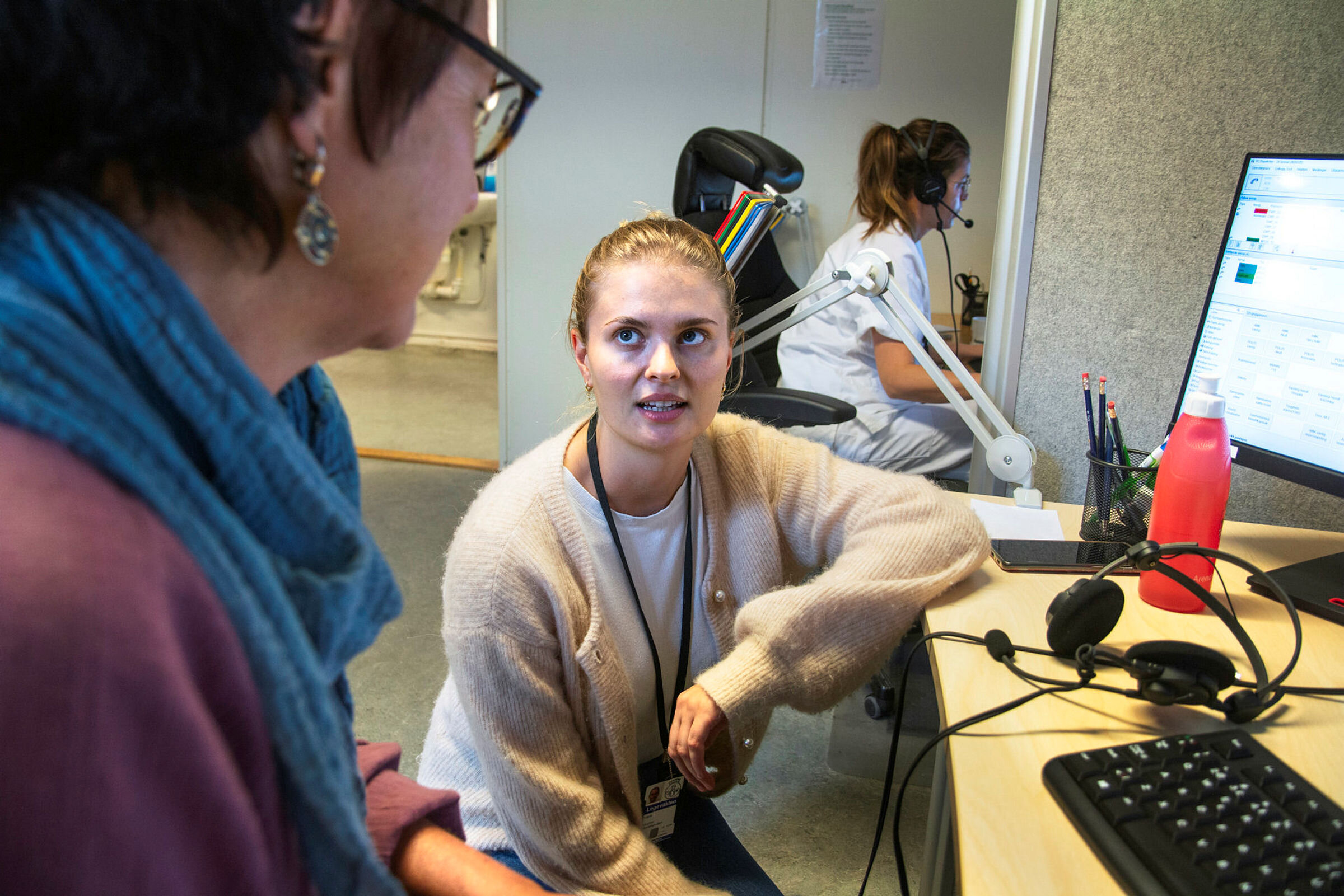Sykepleier Solveig Zerener Sykepleier Solveig Zerener (t.v.) og fagsykepleier Arijeta Kruezi, telefonoperatør på Legevaktsentralen, legevakten i Oslo