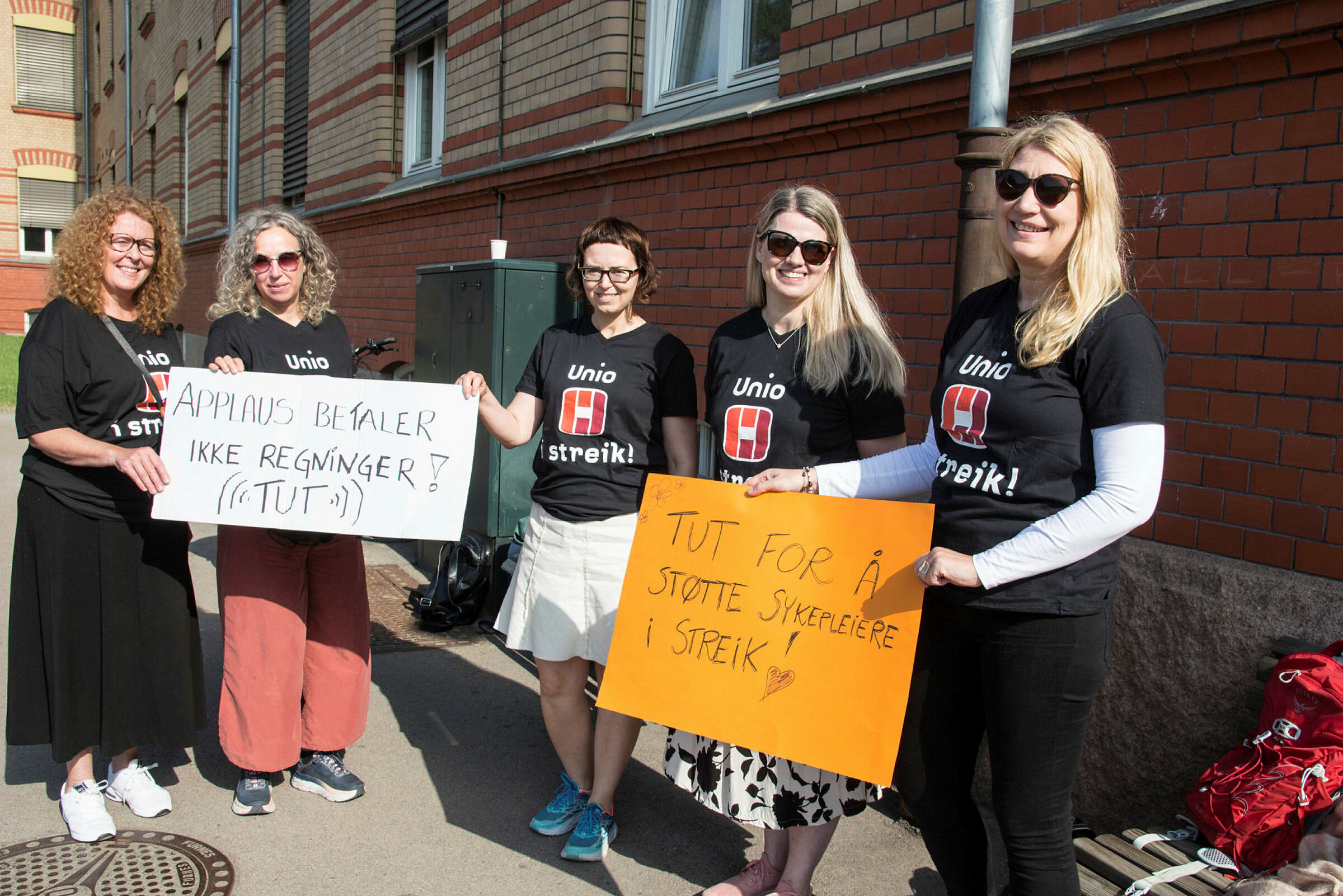 Bildet viser streikevakter utenfor Ullevål sykehus. Fra venstre Siri Sæland, forskningsavdelingen, psykisk helse, OUS, Kristine Gjermundsen, forskningsavdelingen, psykisk helse, OUS, Kristin Bolme Håvik, sykepleier ved dagenheten på Aker, Elisabeth Bergbråten, sykepleier ved thorax hotellpost på Ullevål og Karianne Jonassen, sykepleier ved dagenheten på Aker.