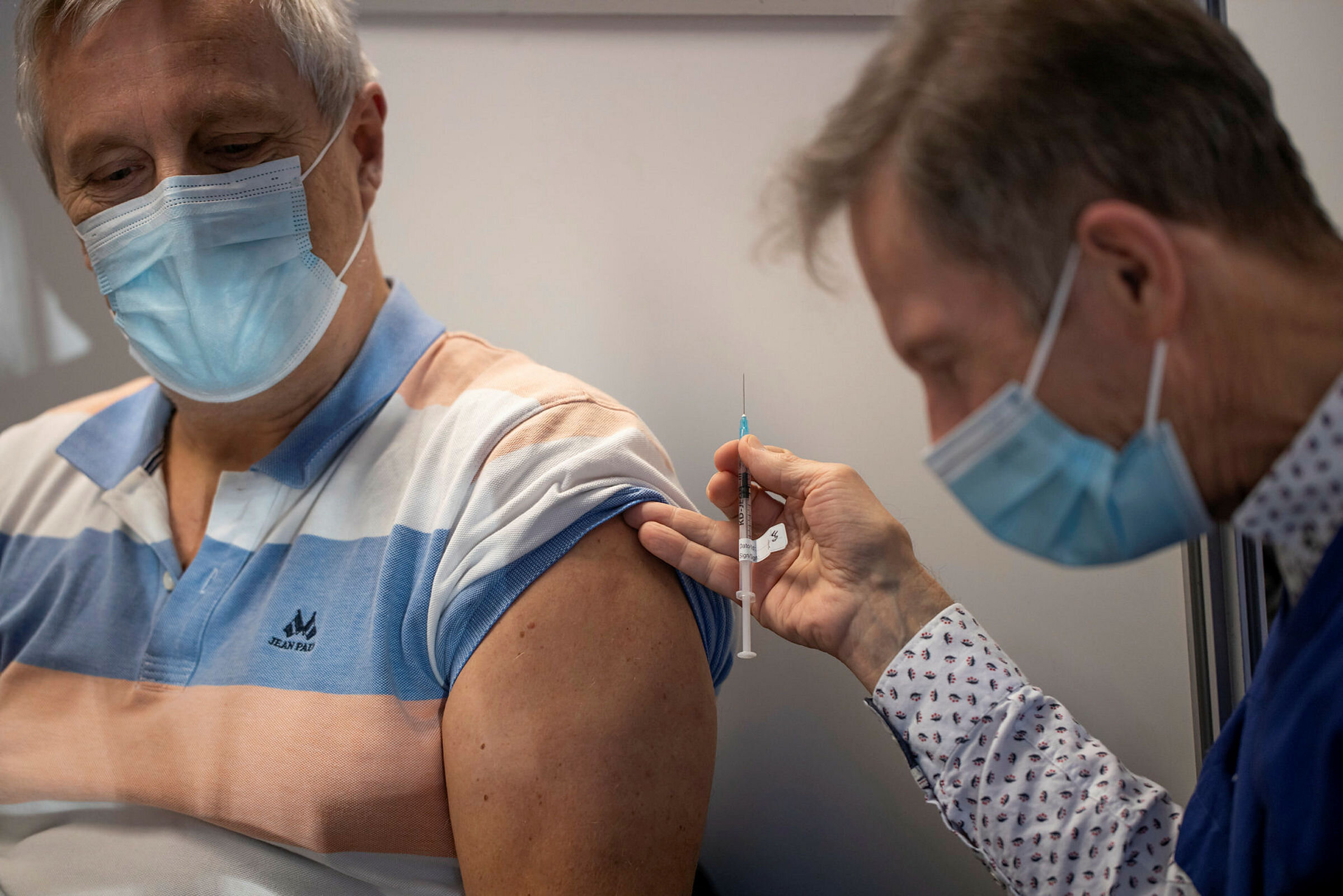 Koronavaksine Bildet viser sykepleier som skal sette koronavaksine.