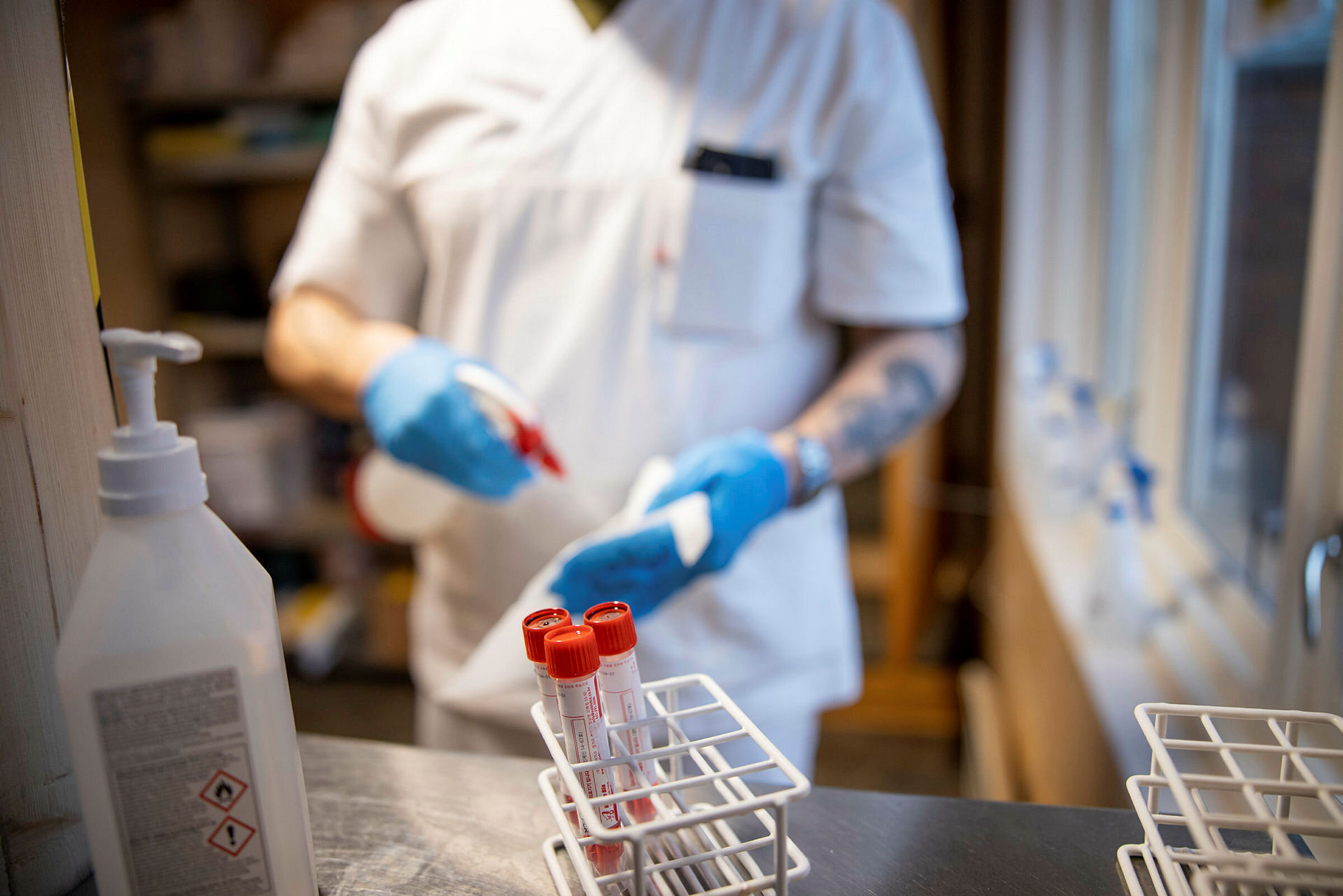 Bildet viser prøveglass med koronatester.