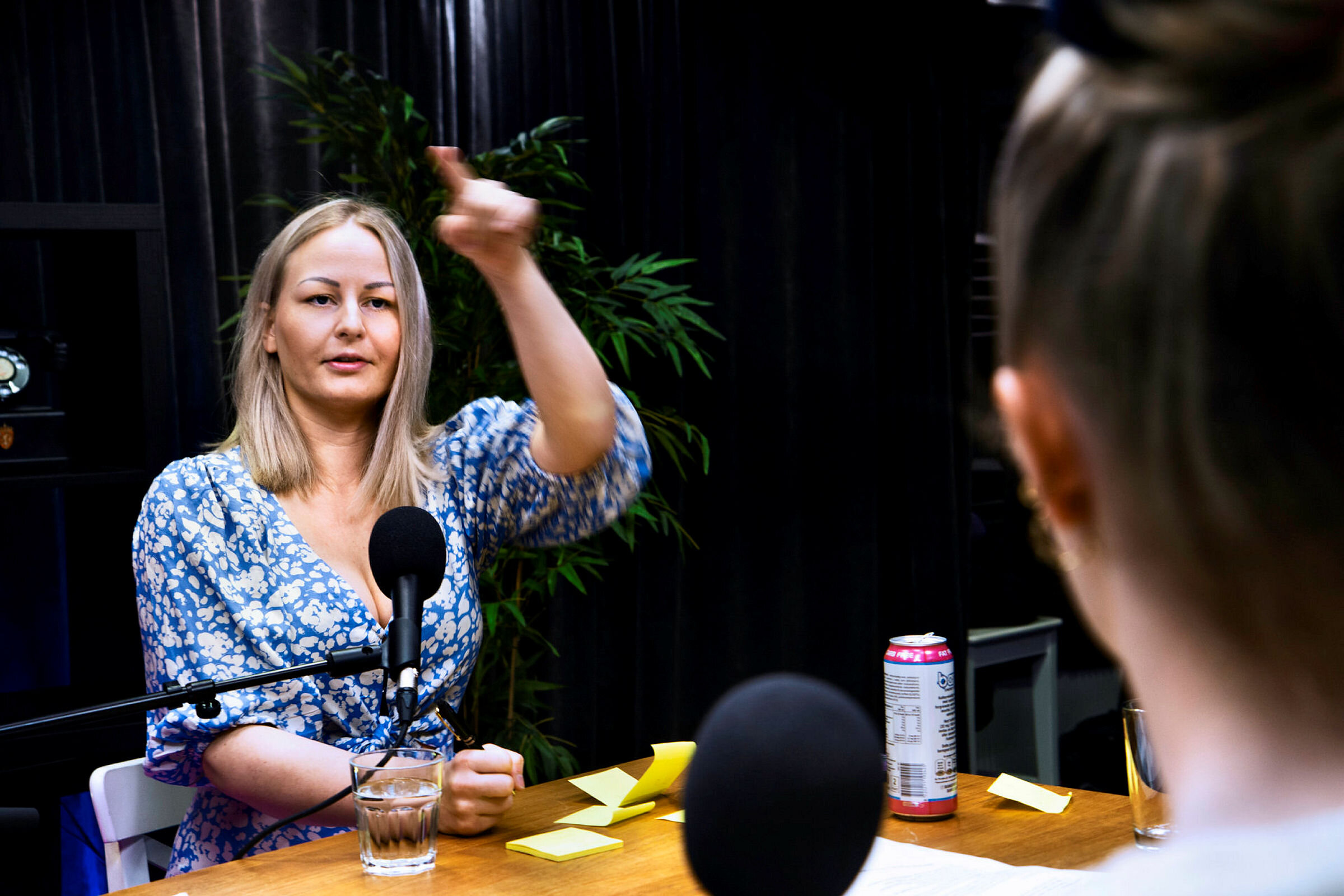 Helene Dahl Karlsen Sykepleier Helene Dahl Karlsen lager podkast. Hjelp, jeg er sykepleier. Gjester er Julie Vedal og Elise Ameli Meling. Philip Østli er samboer og tekniker