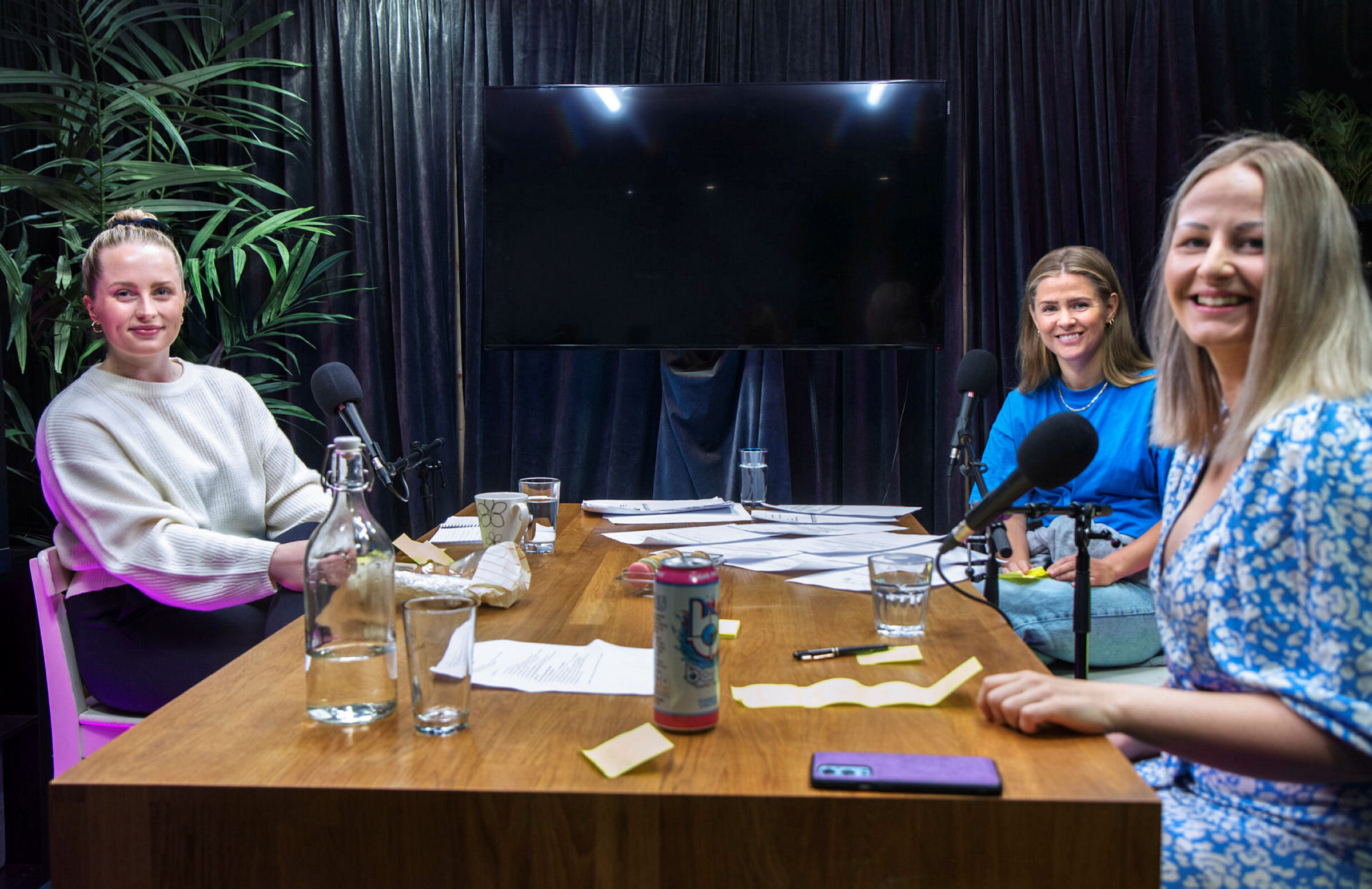 Helene Dahl Karlsen (t.h.), Julie Vedal og Elise Amali Helene Dahl Karlsen (t.h.), Julie Vedal og Elise Amali lager podkast