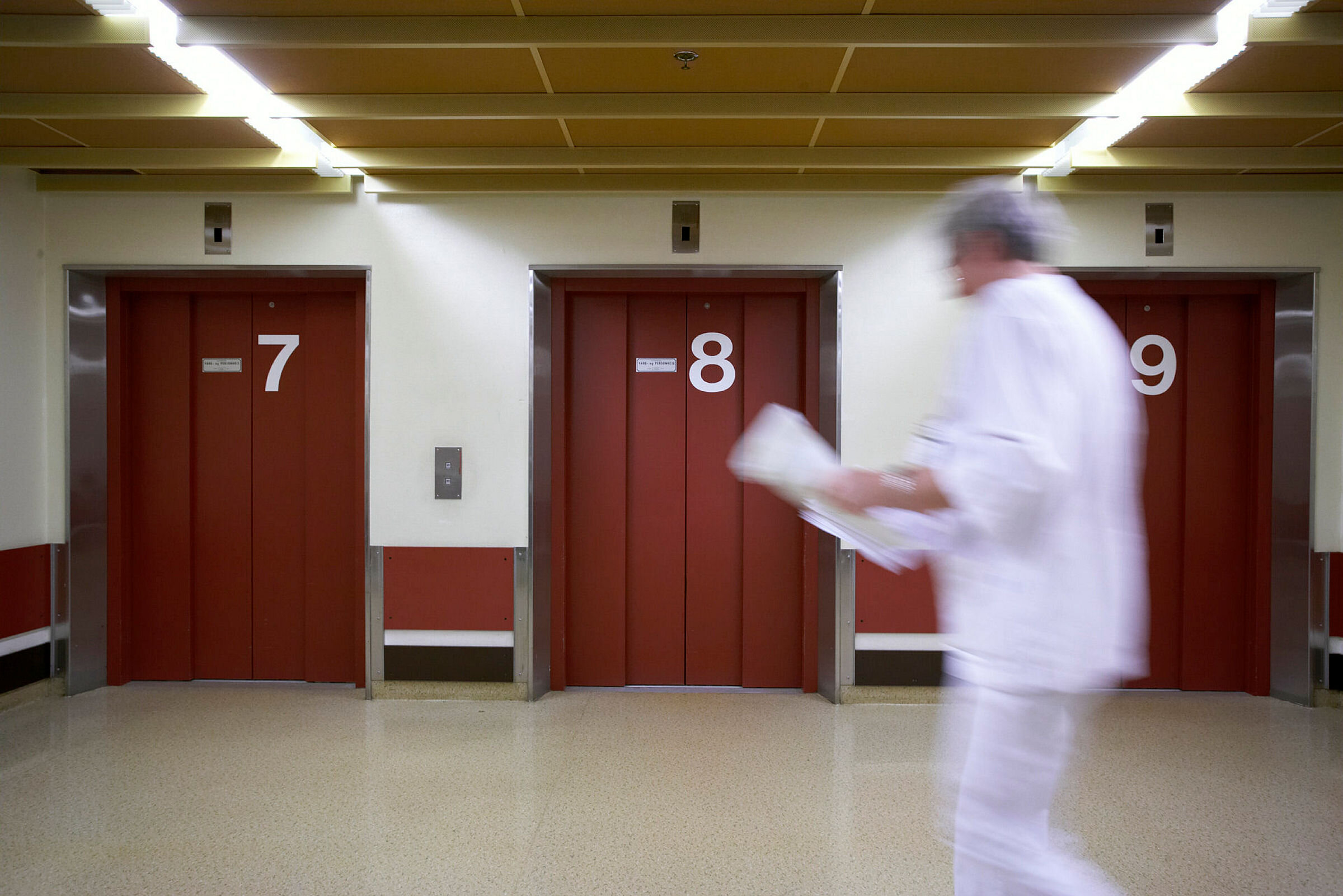 Sykepleier som skynder seg