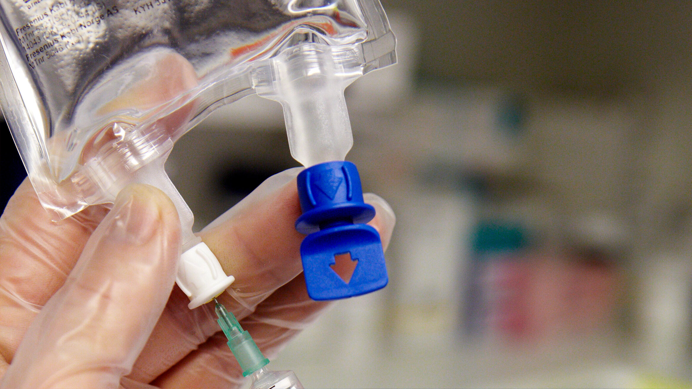 Spesialsykepleier forbereder intravenøs behandling.