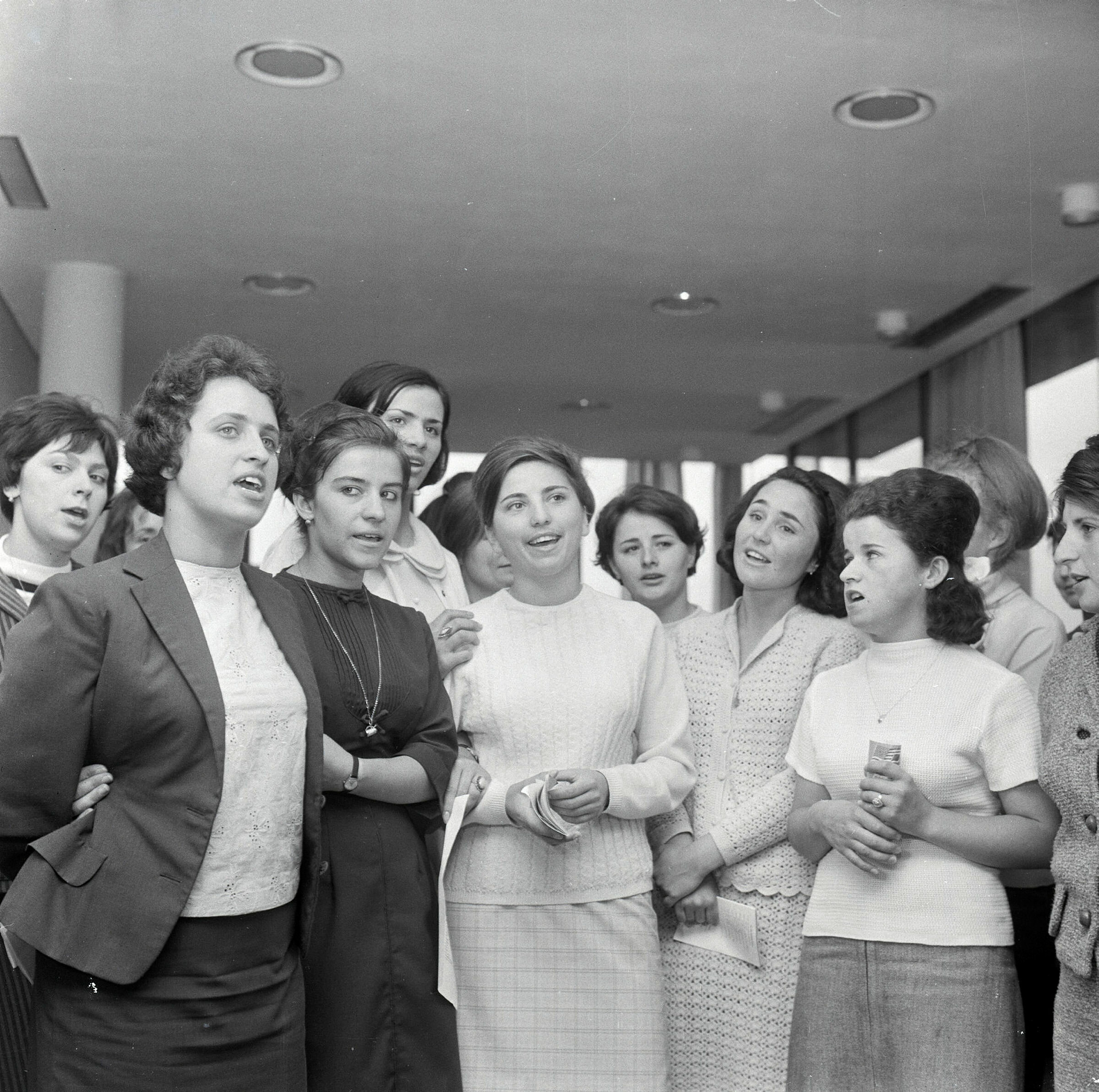 Jugoslaviske sykepleiere fremfører "Ja, vi elsker" etter intensivkurs i norsk.