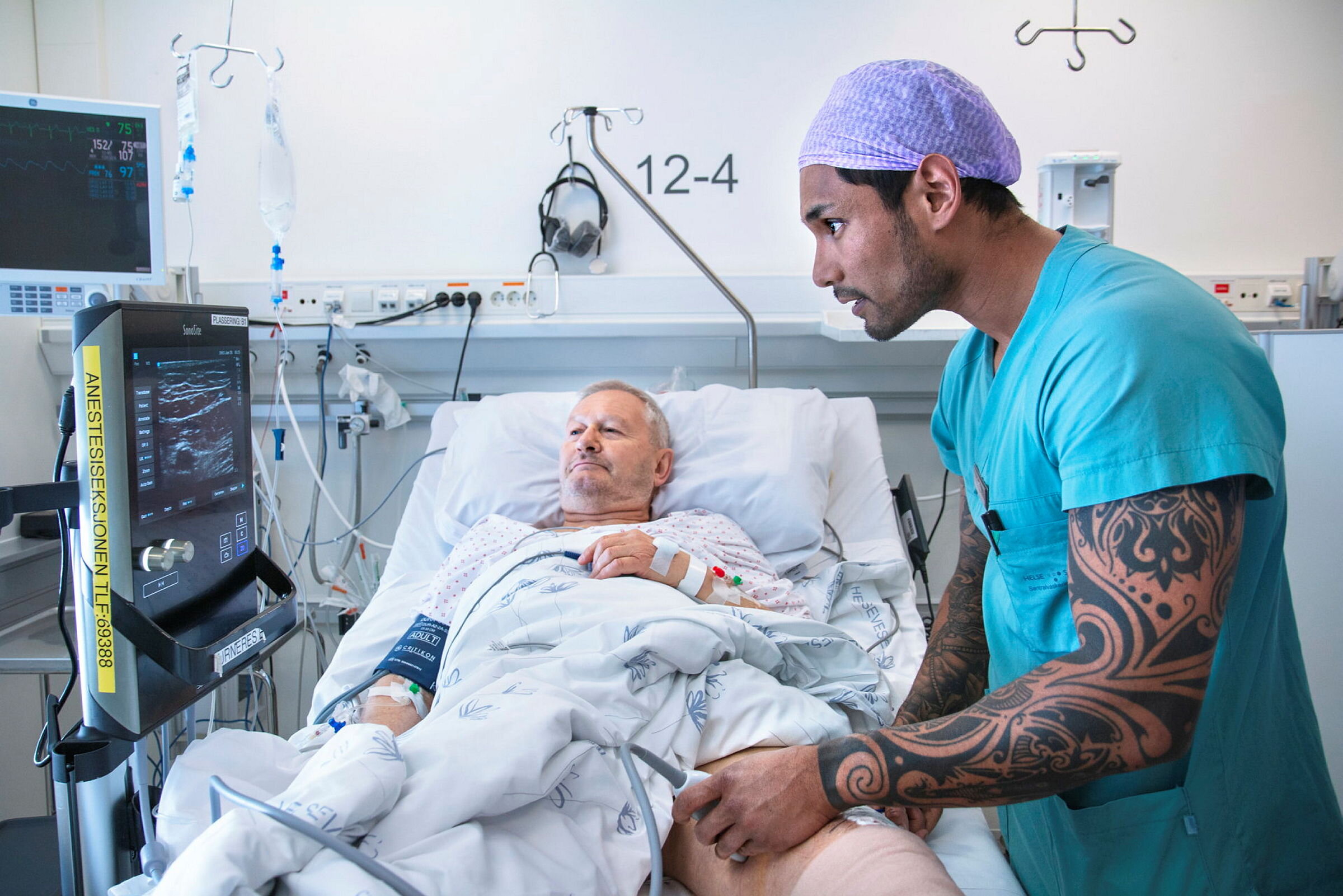 Anestesi, Ahus, ortopedisk seksjon, ultralydveiledet nerveblokade.
Anestesisykepleier Sitthi Bredesen og pasient Pål (71) (Hulback er etternavnet)