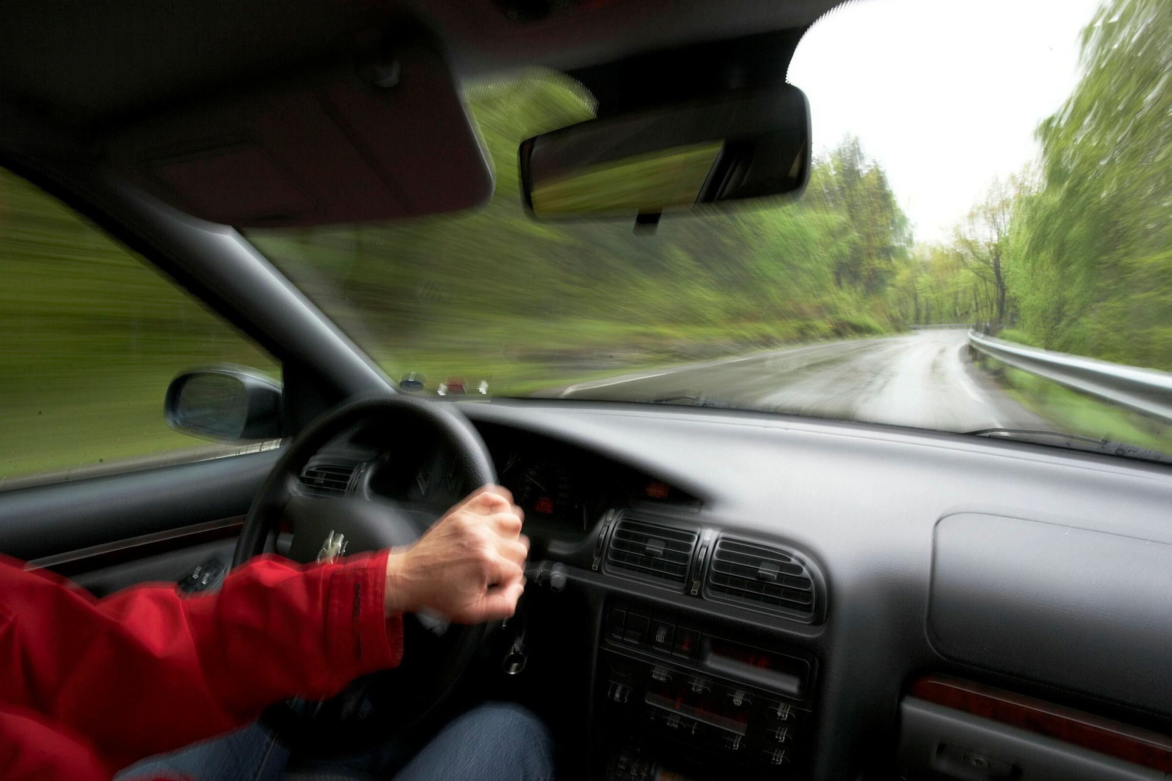 Sykepleier kjører bil.