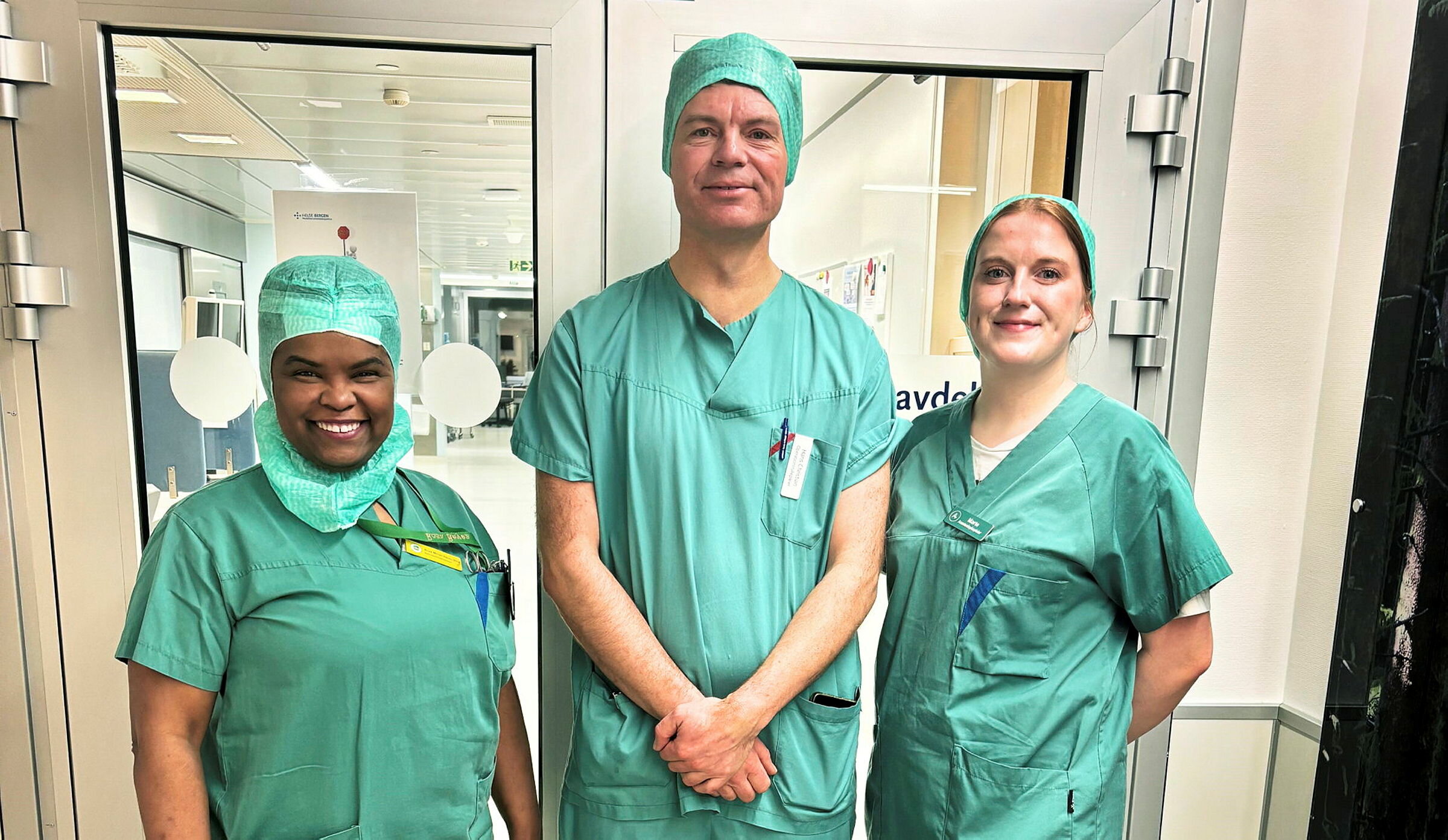 Ressursteam, Haukeland, Helse Bergen Fra venstre: Anestesisykepleier Rosa Mirian Riva Reyes og operasjonssykepleierne Hans Christian Tenol-Tuxen og Marte Bjørkelund.