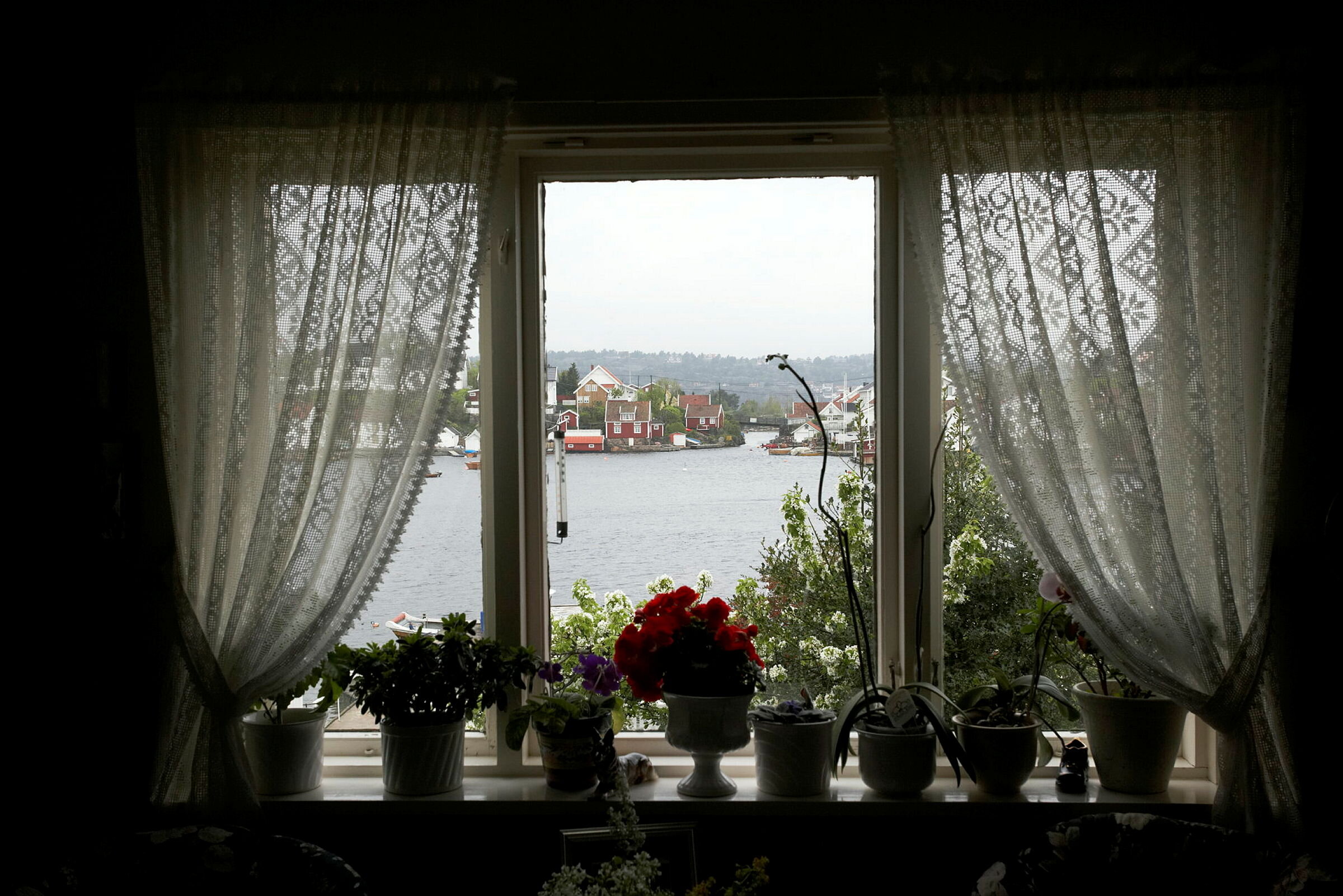 Stue med vindu og utsikt.