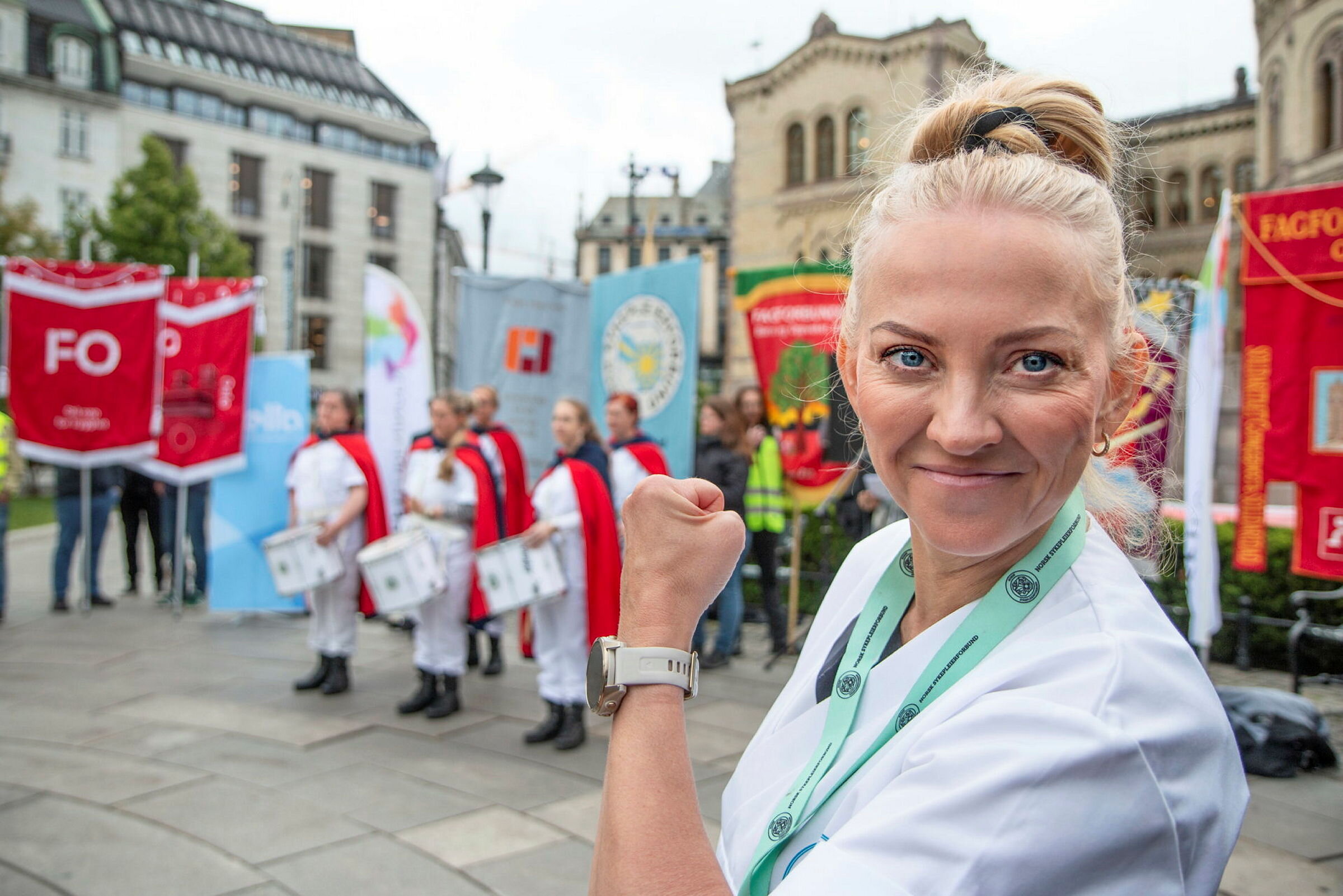 Bildet viser Lill Sverresdatter Larsen foran Stortinget