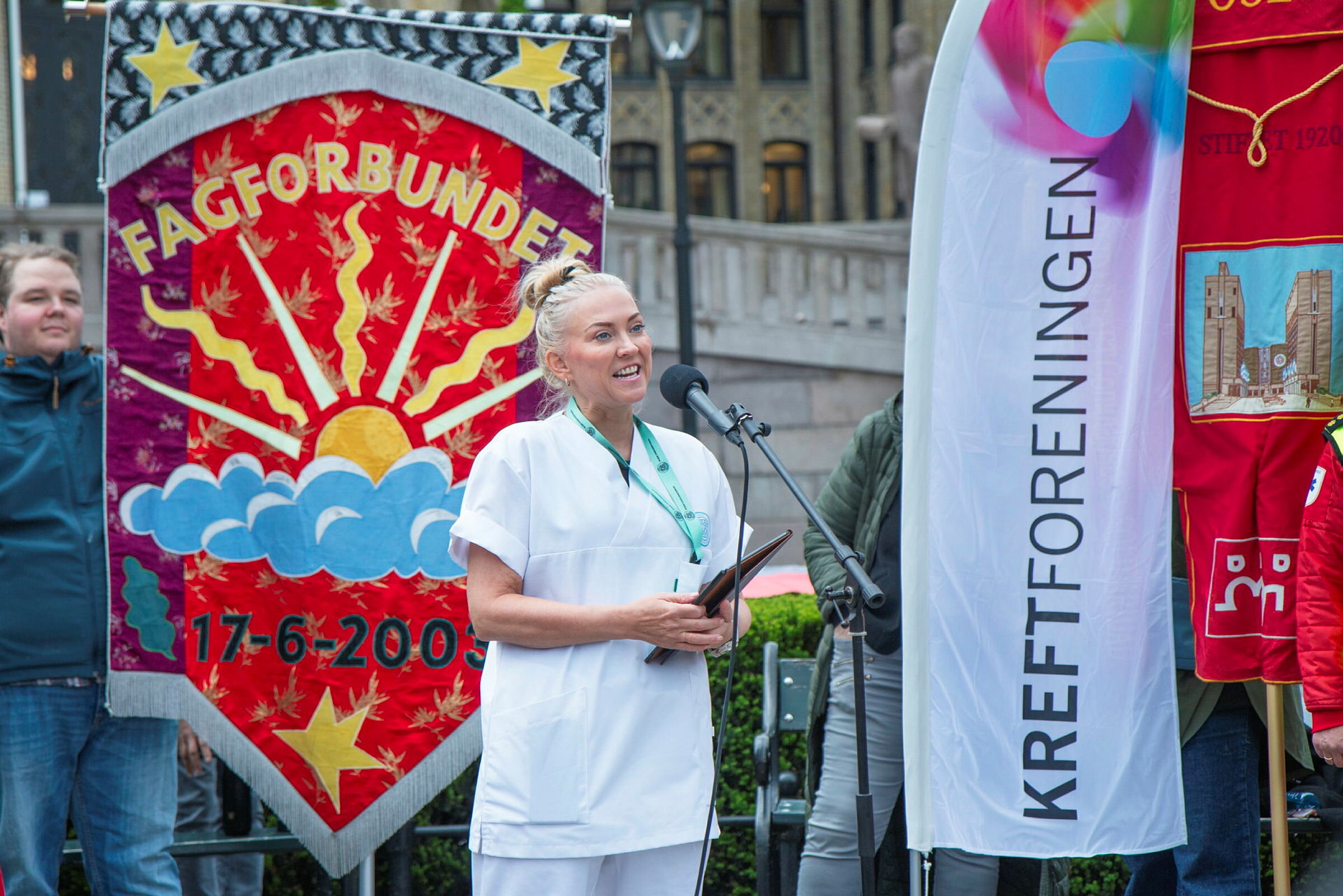 Bildet viser NSF-leder Lill Sverresdatter Larsen foran Stortinget