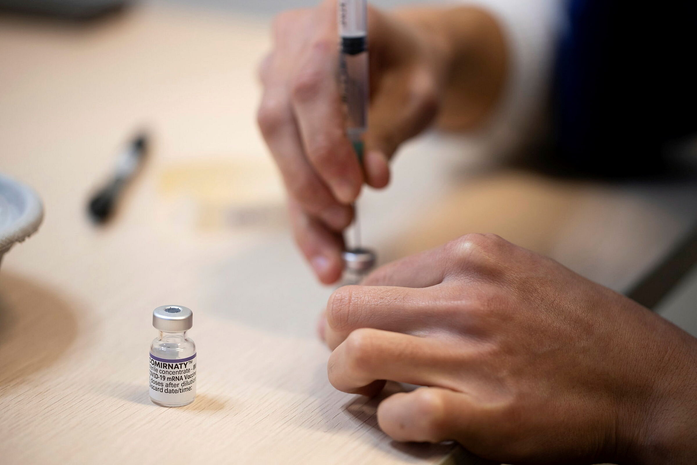 Bildet viser opptrekk av koronavaksine.