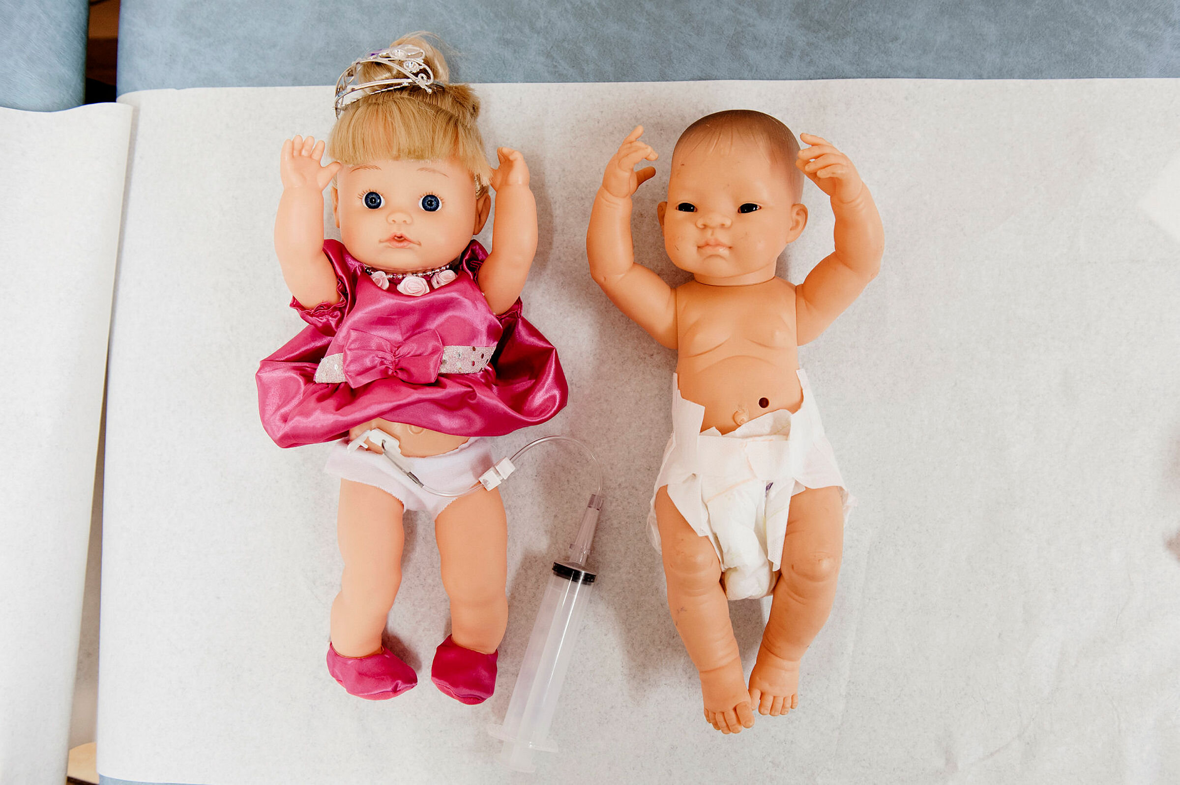 Stomi Bildet viser to dukker med stomi, som brukes til å veilede barn som trenger stomi.