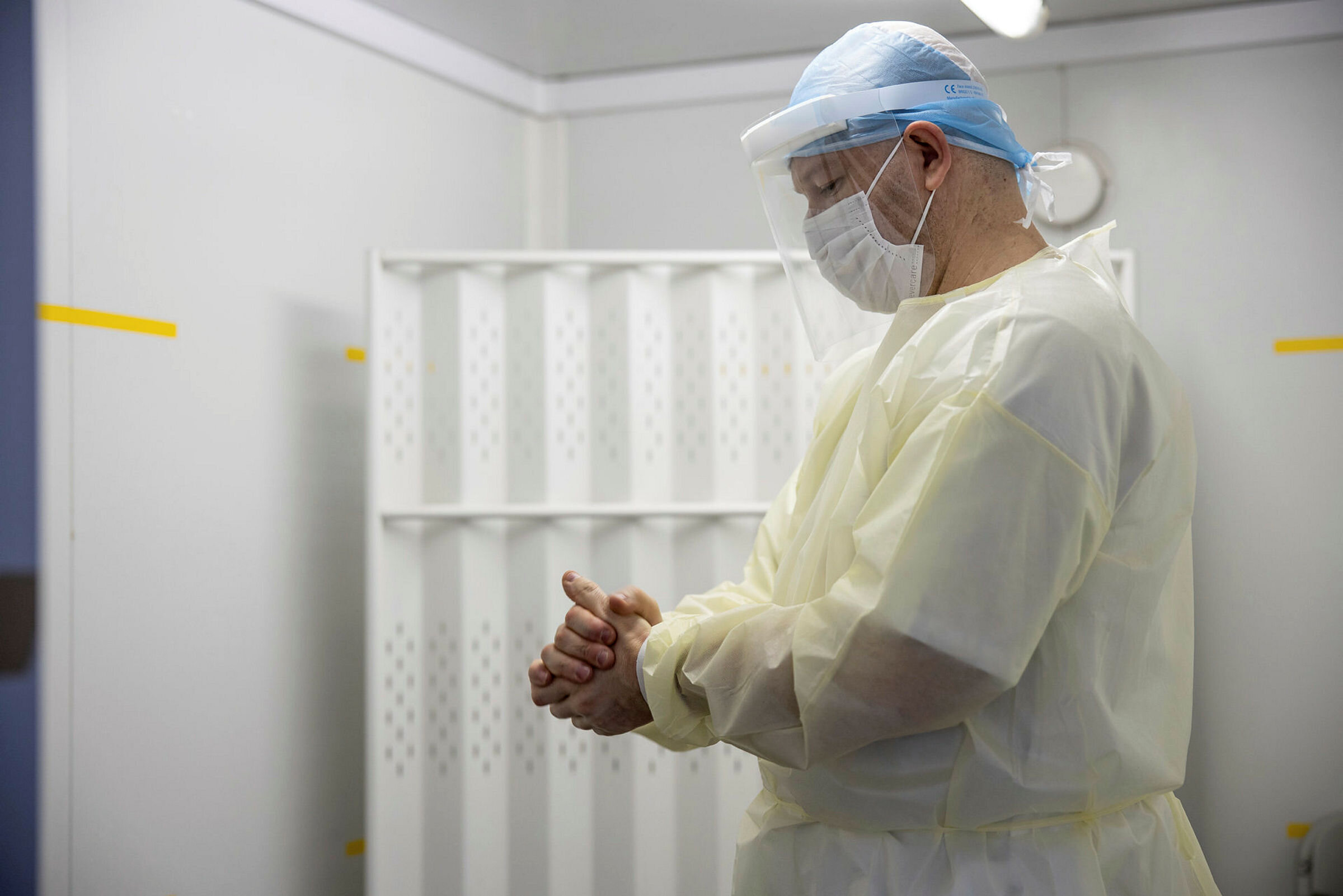 Testsenter Bildet viser testpersonell på teststasjon for korona.