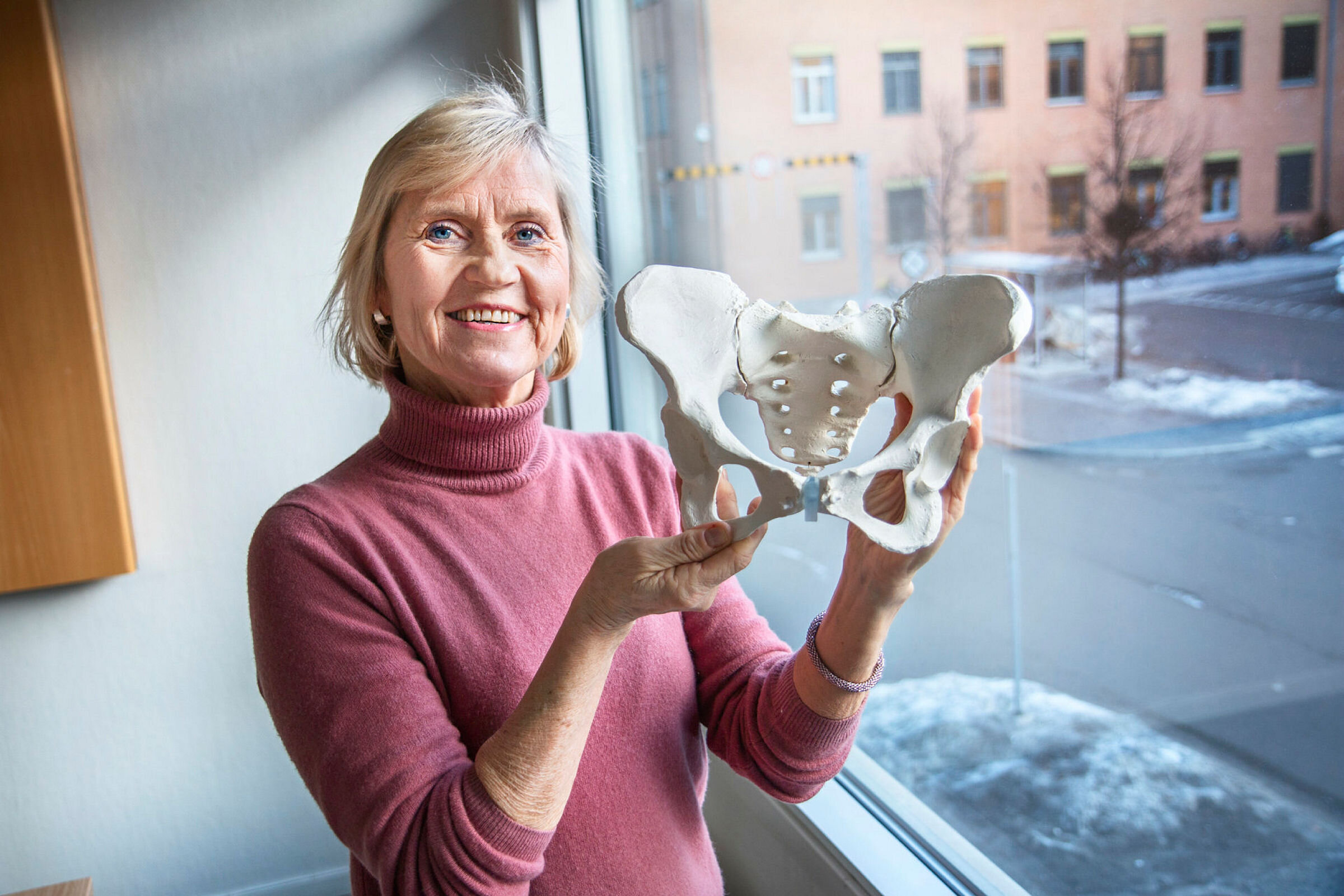 Bildet viser Britt Stuge, fysioterapeut, forsker og spesialist i kvinnehelse