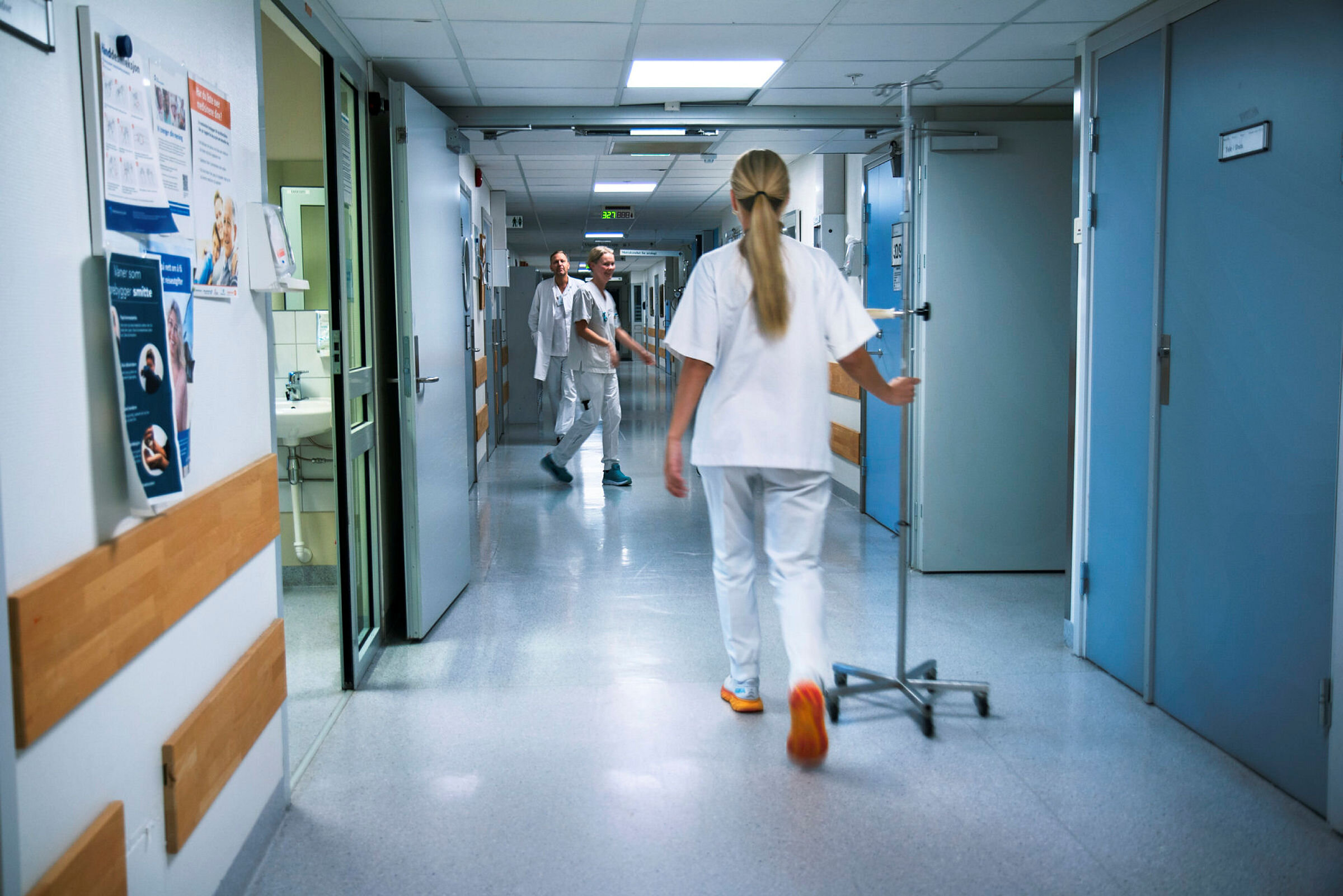 Sykepleier i korridor Sykepleier i korridor