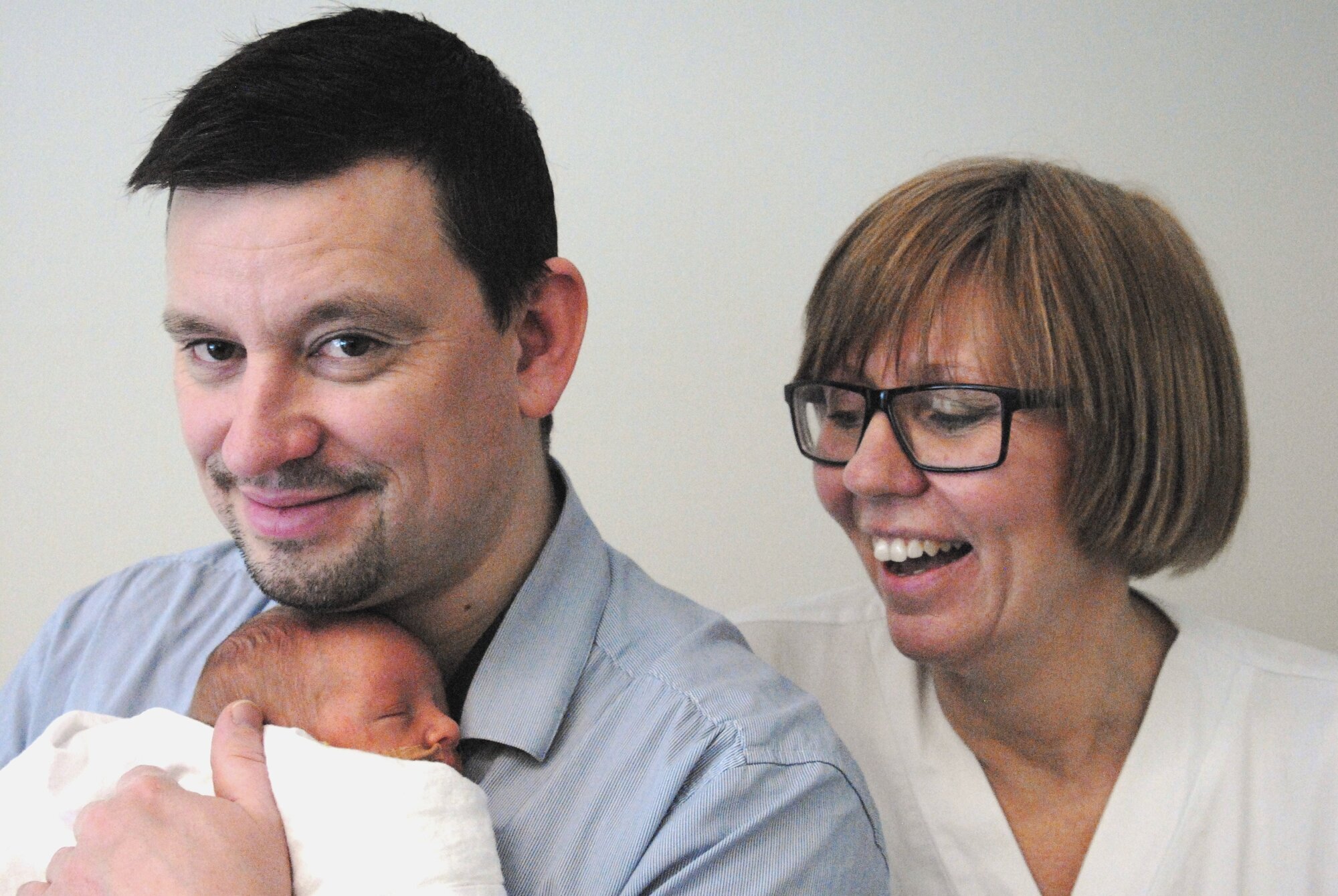 Foreldrene til Oscar anser seg ikke i faresonen for fødselsdepresjon, men vil gjerne bidra til forskning på feltet. Bildet viser nyfødte Oscar i armene til pappa Alexander Perez, med spesialsykepleier Inger Kopland bak.