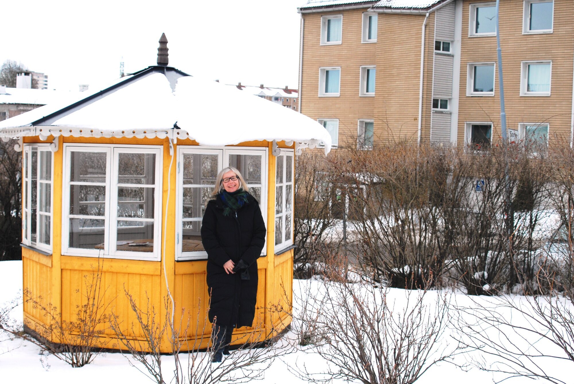 Gonzalez i sansehagen. Bilde av Gonzalez i en sansehage foran et lysthus.