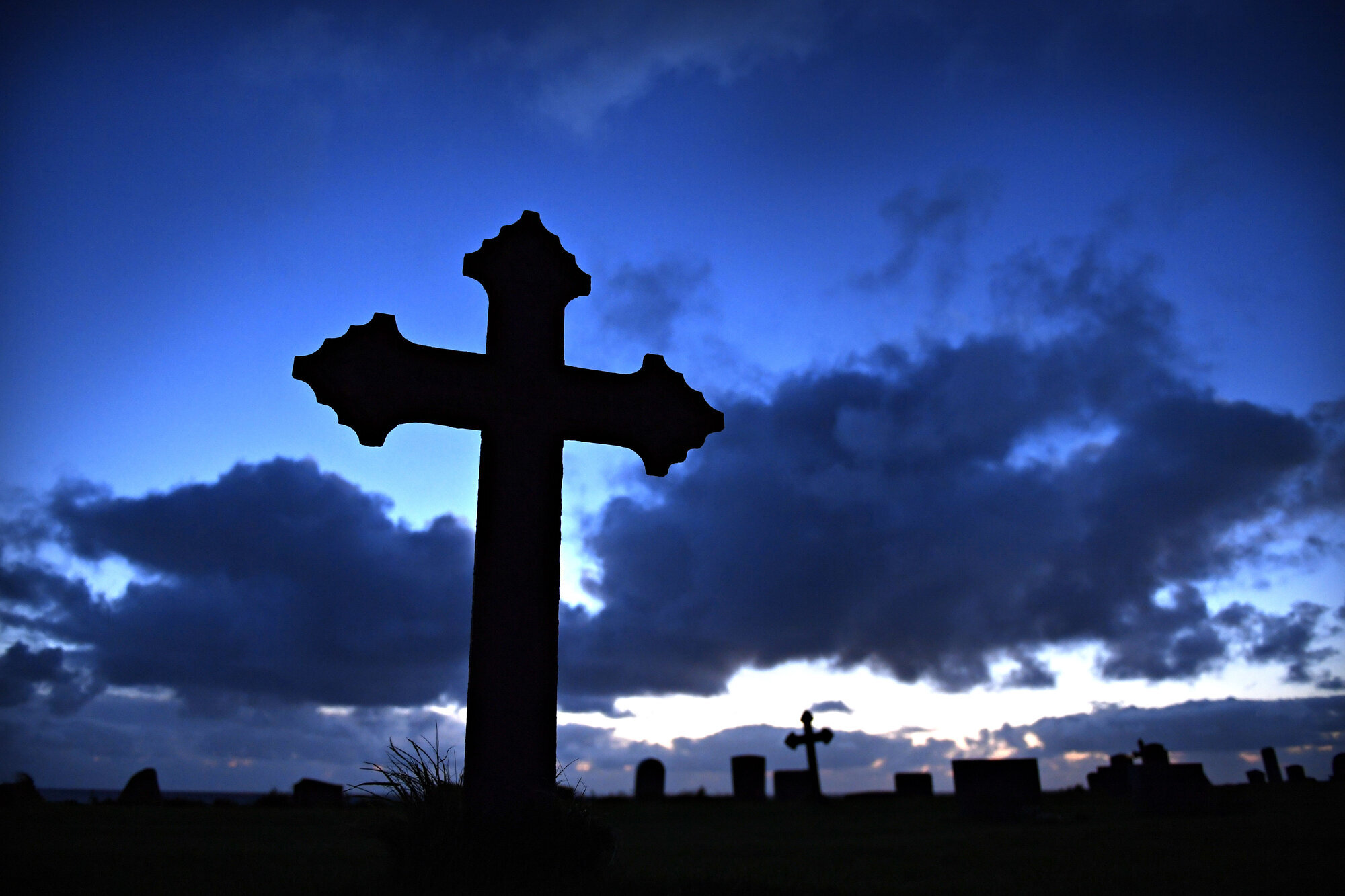 Gravplass Gravstein i motlys