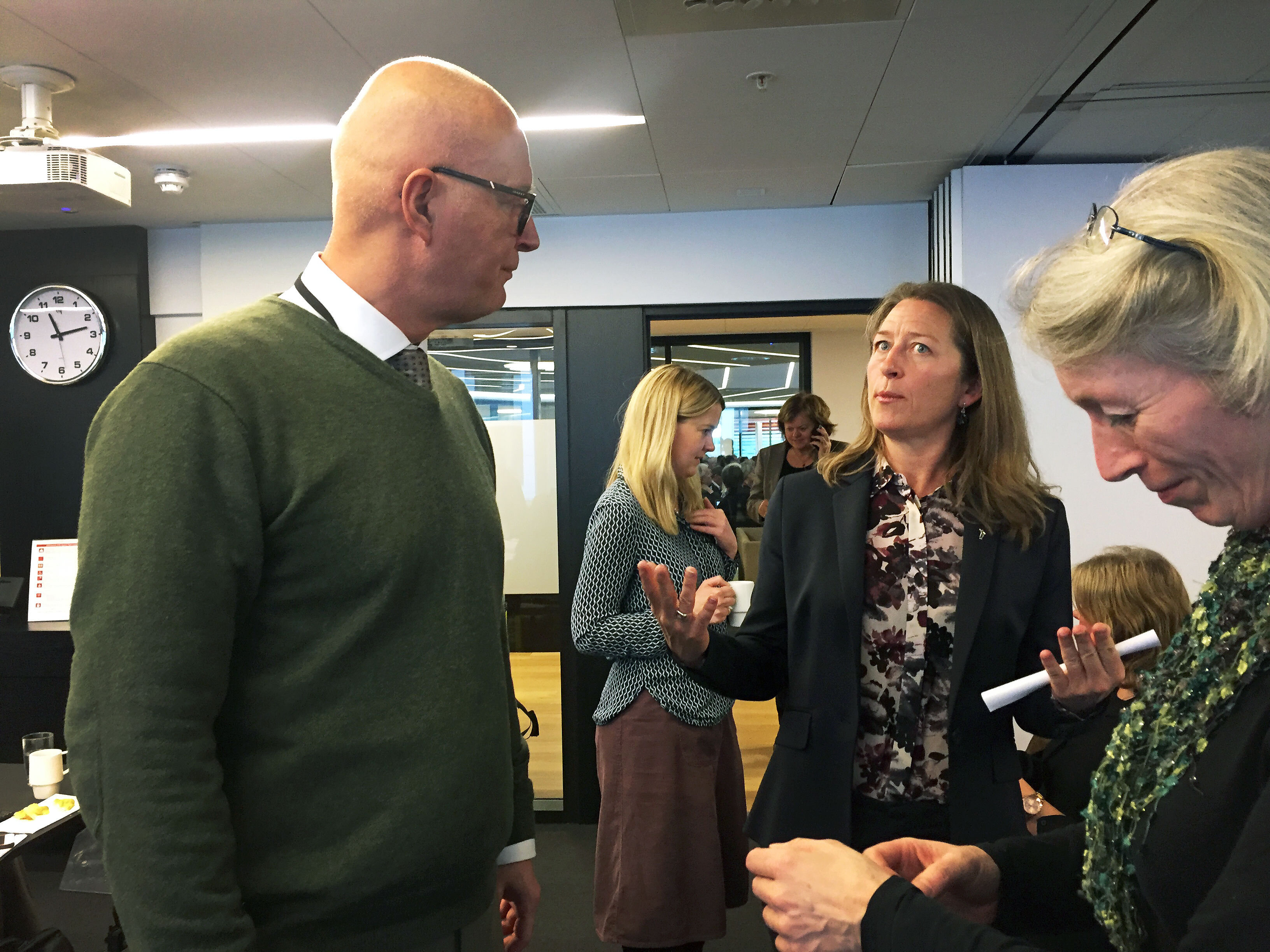 Helsedirektør og leder i prioriteringsrådet Bjørn Guldvog til venstre. Sykehjemslege Pernille Bruusgaard i midten, rådsmedlem, sykehjemslege og fastlege Anette Fosse til høyre. Helsedirektør og leder i prioriteringsrådet Bjørn Guldvog til venstre. Sykehjemslege Pernille Bruusgaard i midten, rådsmedlem, sykehjemslege og fastlege Anette Fosse til høyre.