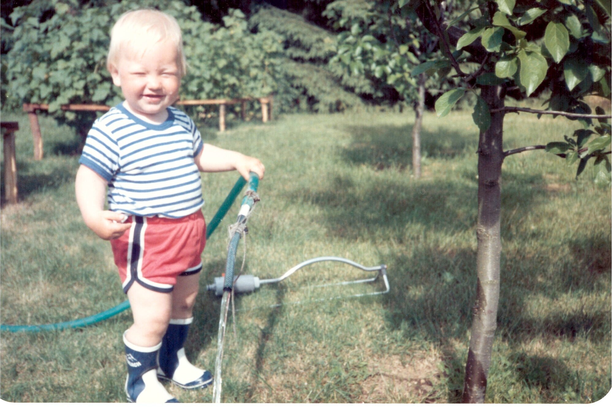 Hans Christian i hagen med vannslange Hans Christian i hagen med vannslange