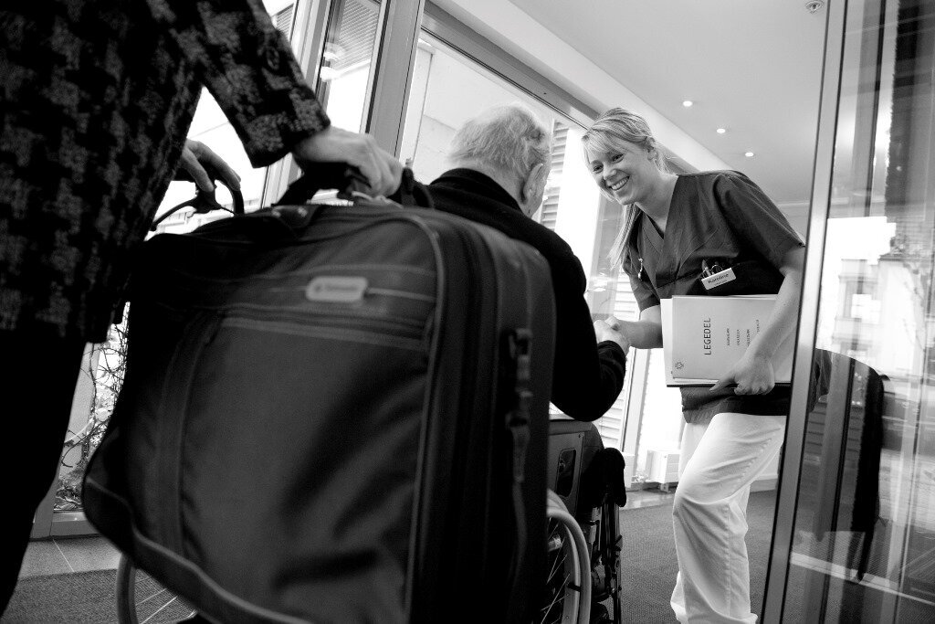 Sykehjem, innkomst, eldreomsorg Sykepleier tar imot pasient på sykehjem