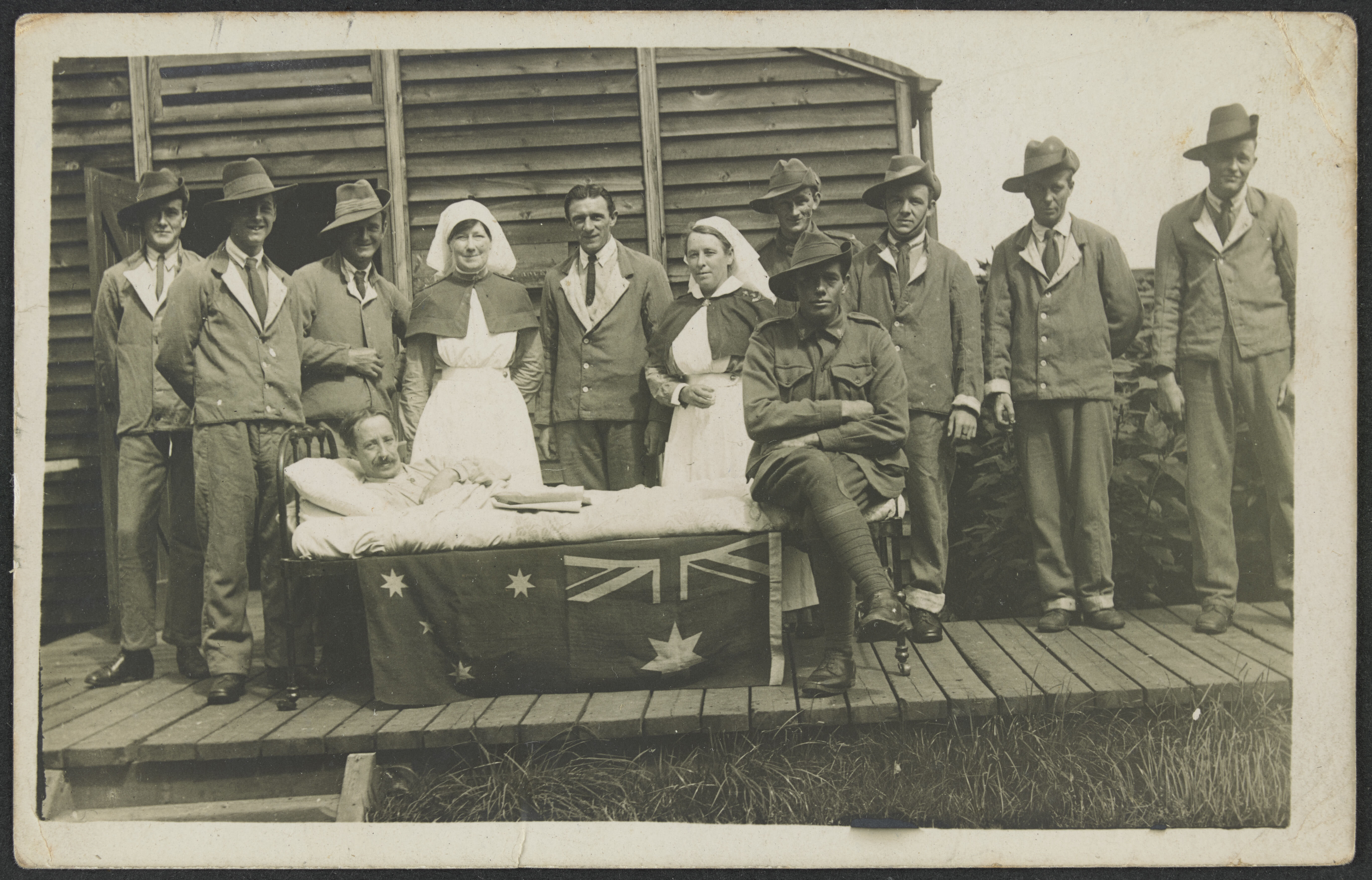 Sykepleierne Hilda Samsing sammen med australske soldater under første verdenskrig