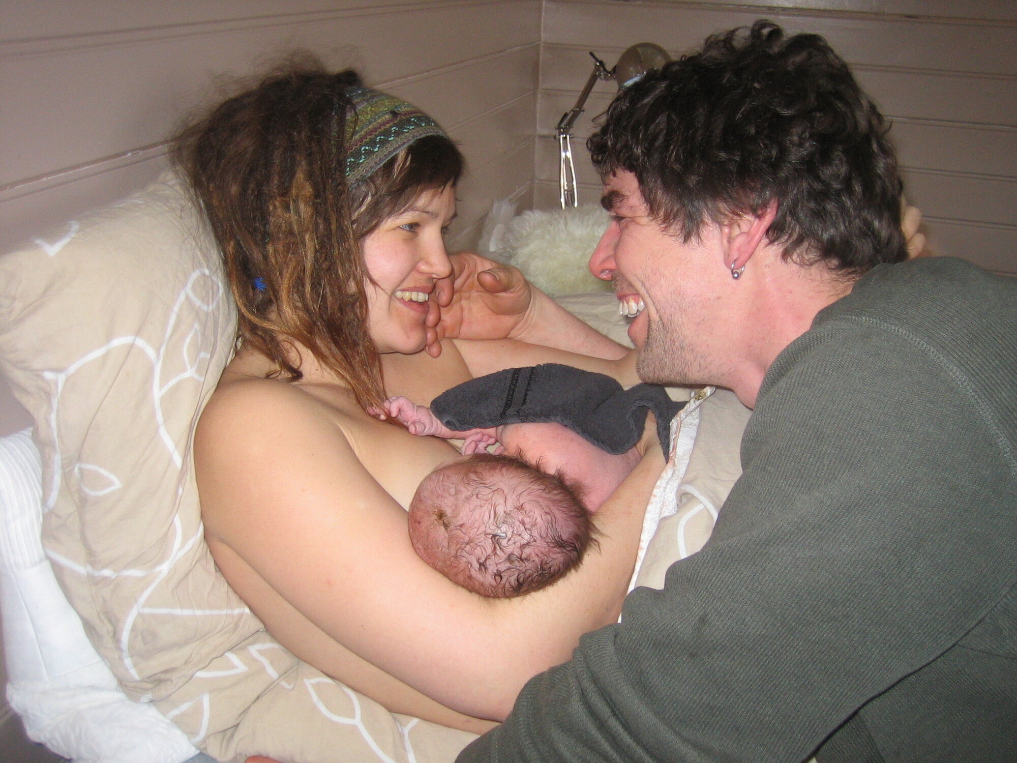 Hjemmefødsel skal oppleves trygt. Illustrasjonsfoto: Anne Synnøve Hovland Bildet viser mor, far og nyfødt barn.