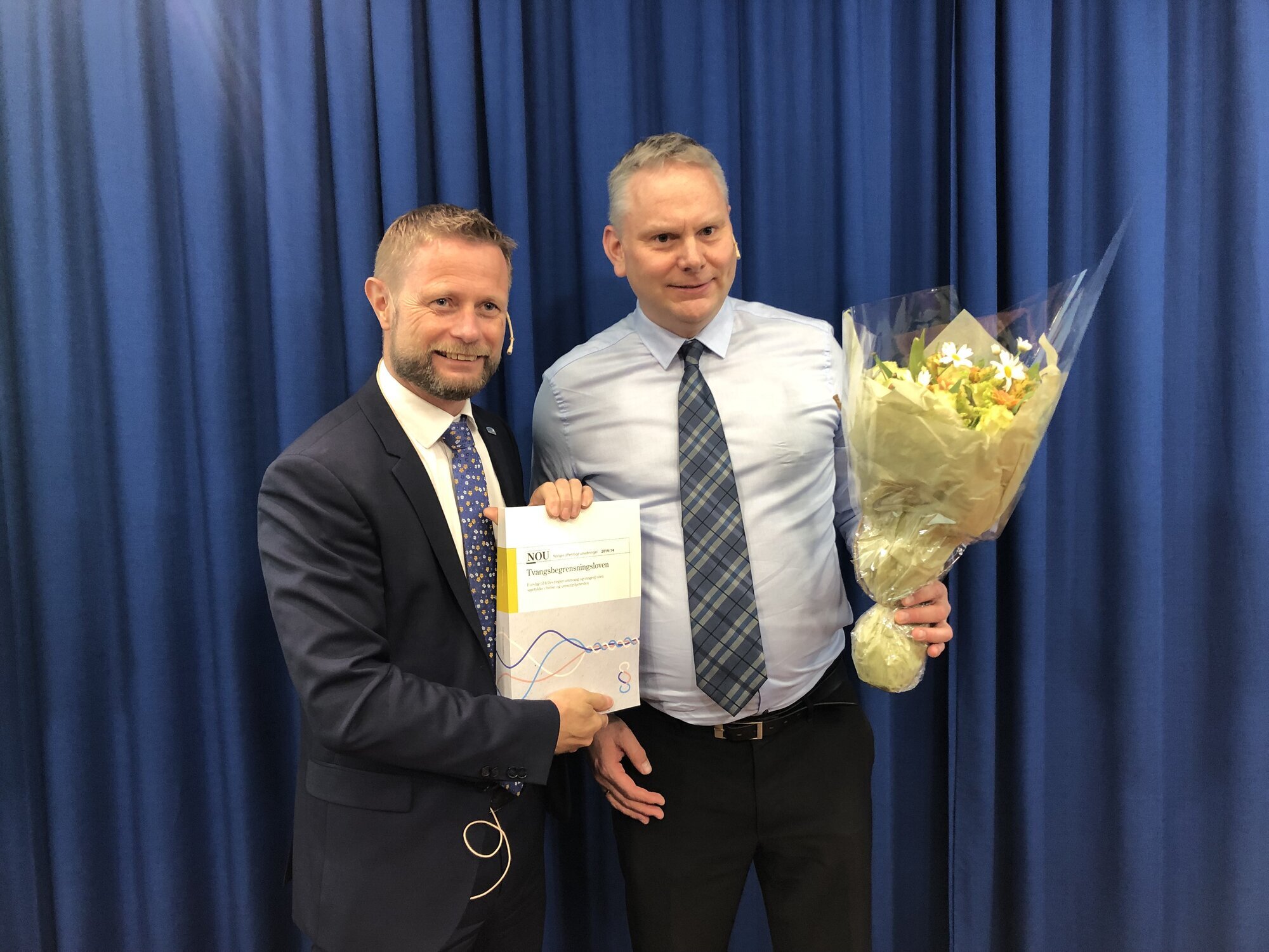 TUNG RAPPORT: Helseminister Bent Høie (H) mottok rapporten med 17 kapitler og 157 paragrafer fordelt over drøye 800 sider fra utvalgsleder Bjørn Henning Østenstad (til høyre). TUNG RAPPORT: Helseminister Bent Høie (H) mottok rapporten med 17 kapitler og 157 paragrafer fordelt over drøye 800 sider fra utvalgsleder Bjørn Henning Østenstad (til høyre).