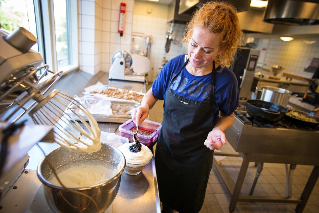 Cathrine Joakim Jerrik, Rundskuedagens plejecenter, København Bildet viser kokk Cathrine Joakim Jerrik som lager mat.
