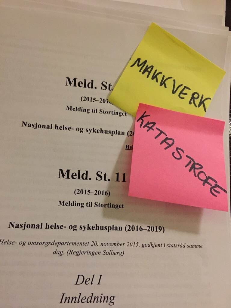 Bilde av stortingsmeldinger med post-it lapper på.