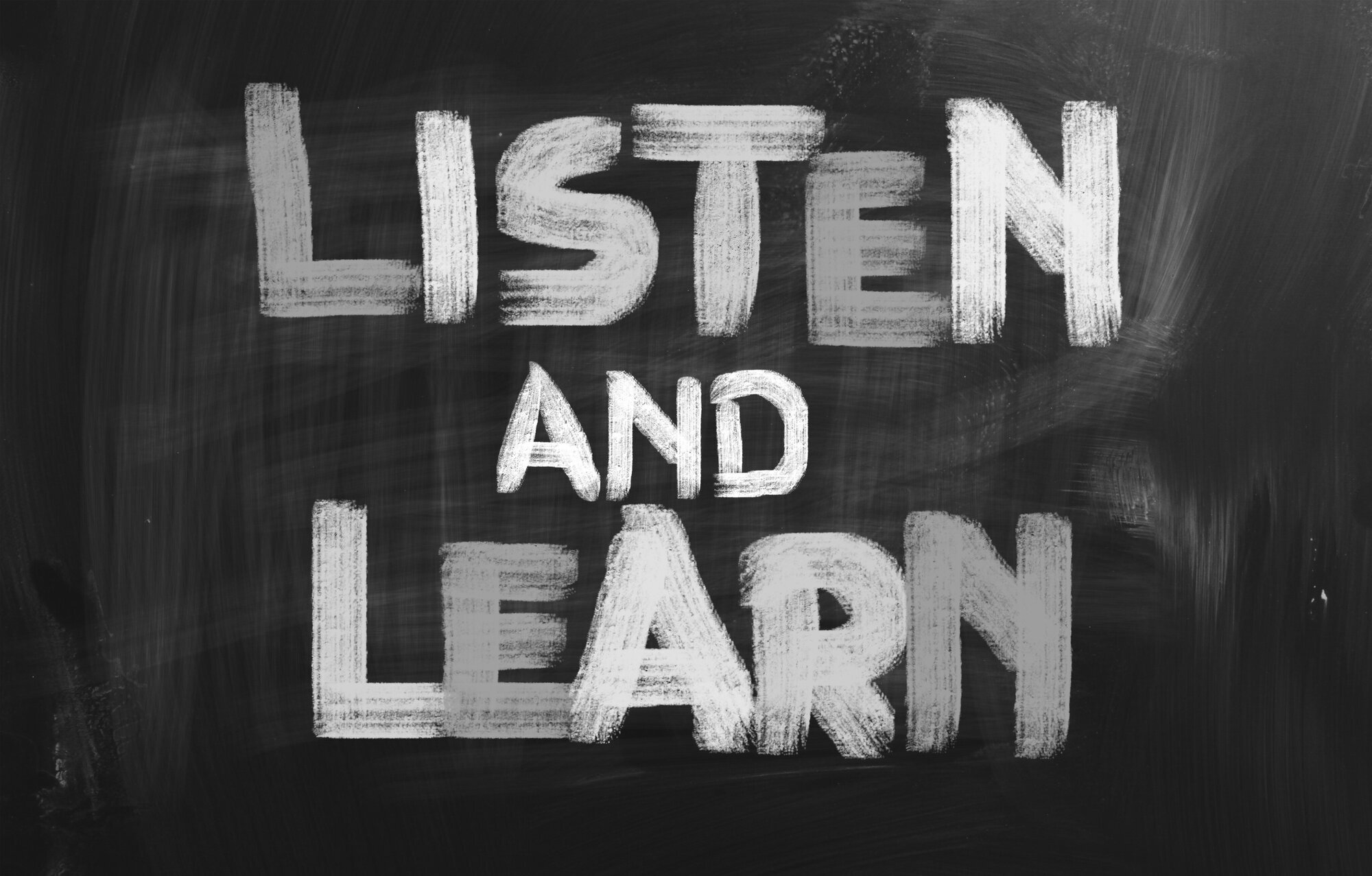 Tavle med teksten "Listen and learn" Tavle med teksten "Listen and learn"