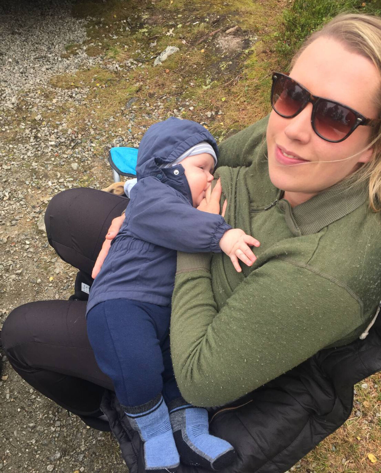 Bildet viser Mona Kampelien som ammer sin sønn Theodor