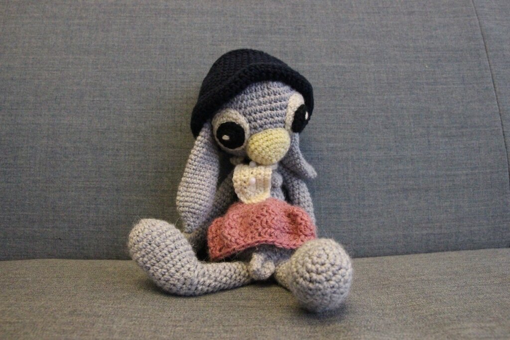 I DO DIVERSITY, kjønnsmangfold Bildet viser et kosedyr med pupper og penis.