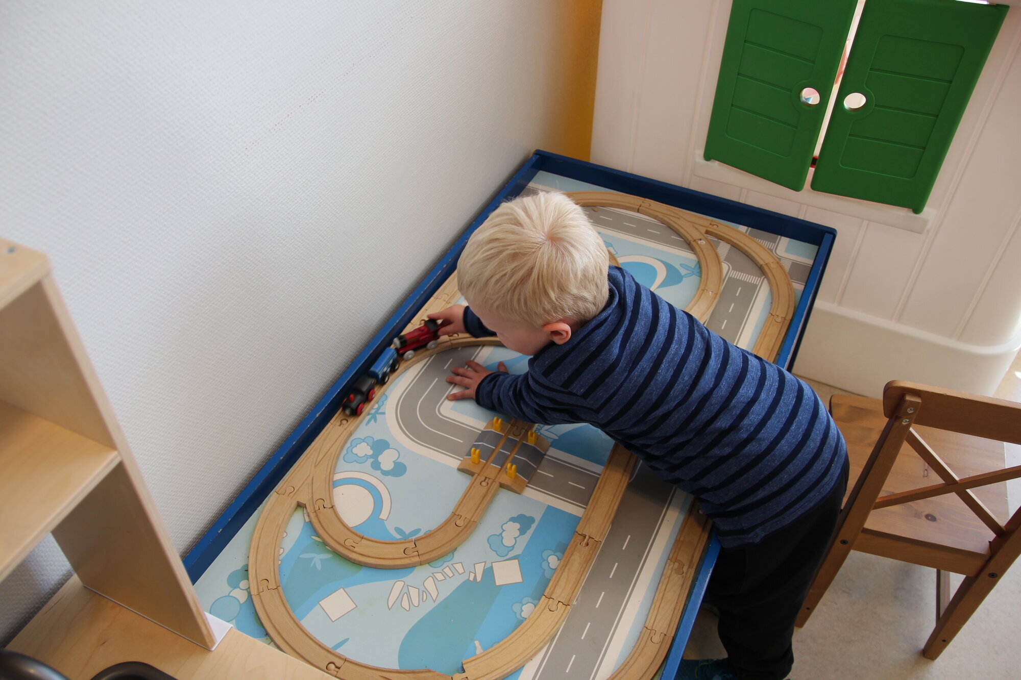 Sebastian leker med togbane på venterommet. Sebastian leker med togbane på venterommet.