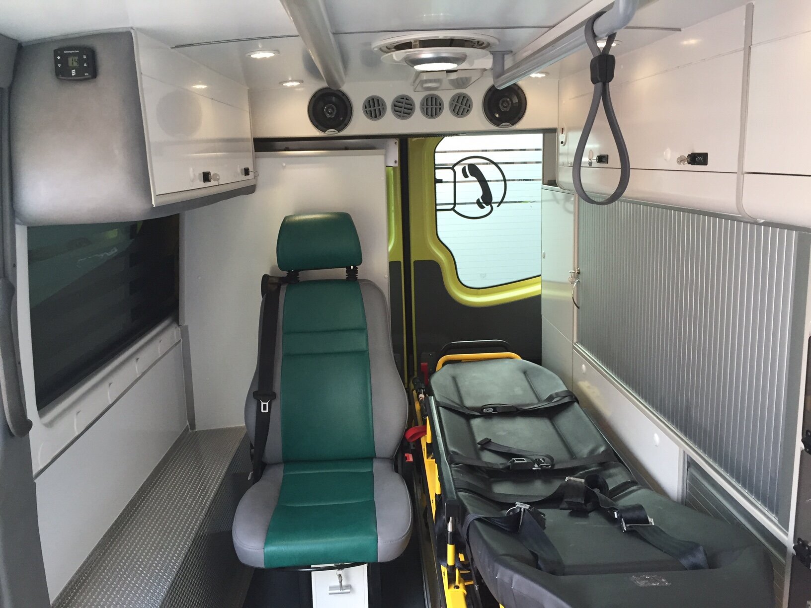 Den psykitatriske ambulansen er utstyrt annerledes enn en vanlig ambulanse Den psykitatriske ambulansen er utstyrt annerledes enn en vanlig ambulanse