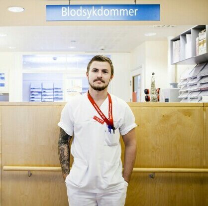 Lasse Johan Thue, sykepleier, Rikshospitalet Bildet viser Lasse Johan Thue ved skranken til avdeling for blodsykdommer på Rikshospitalet i Oslo.