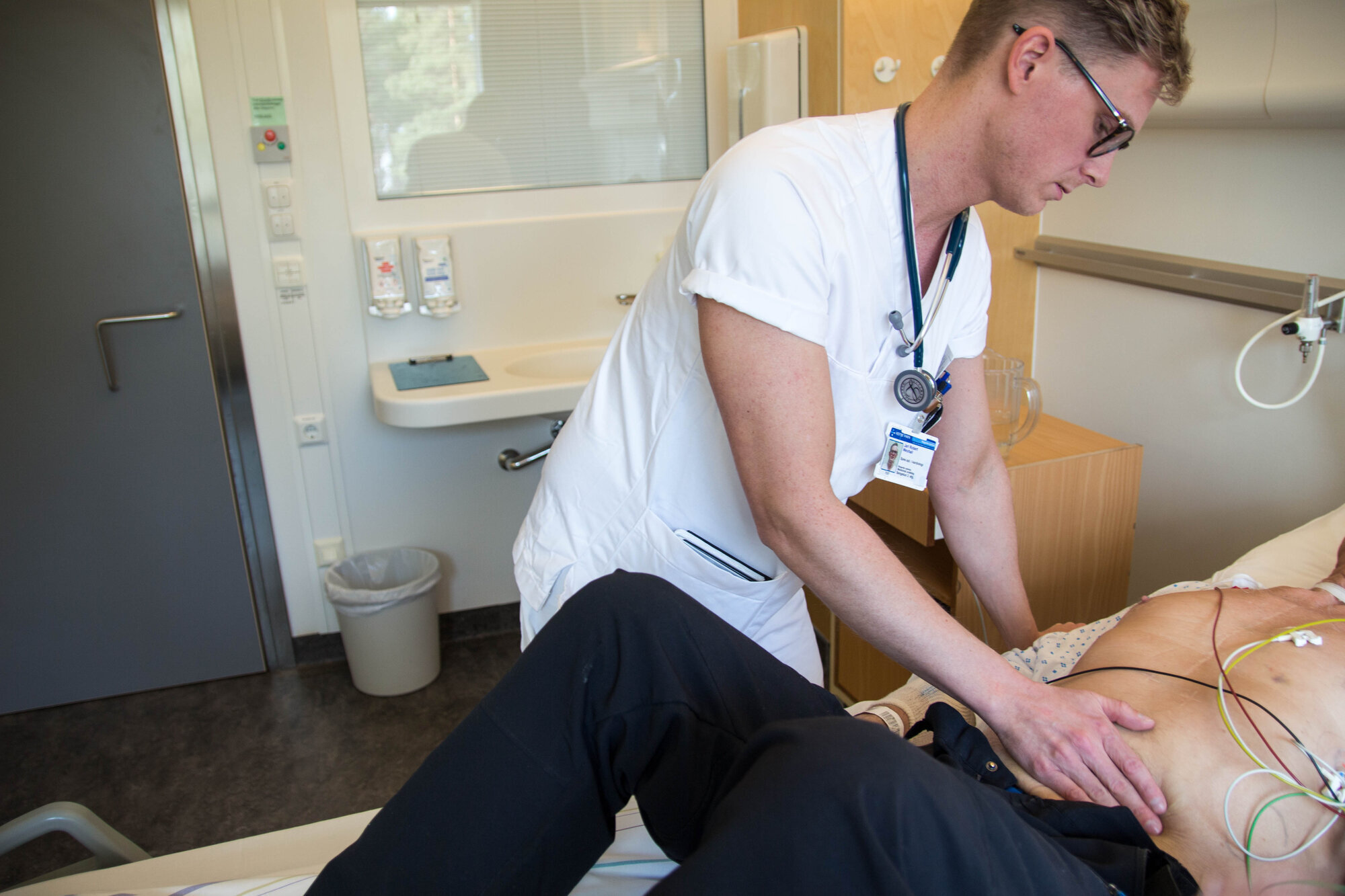 Jarl Robert Wexhall, Ringerike sykehus, Vestre Viken Bildet viser Jarl Robert Wexhall som palperer magen til en pasient.