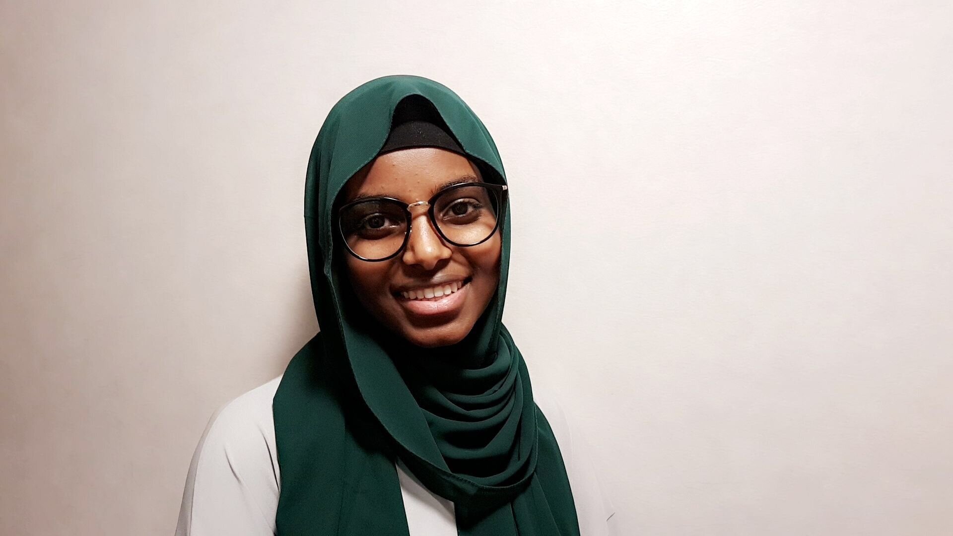 Hilal Shide Gure Bildet viser sykepleiestudent Hilal Shide Gure