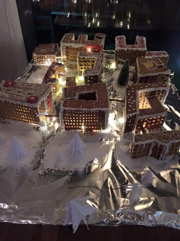 Pepperkakesykehuset, St. Olavs Hospital Bildet viser St. Olavs Hospital som pepperkakehus, pyntet med melisglasur, hjerter og nonstop.