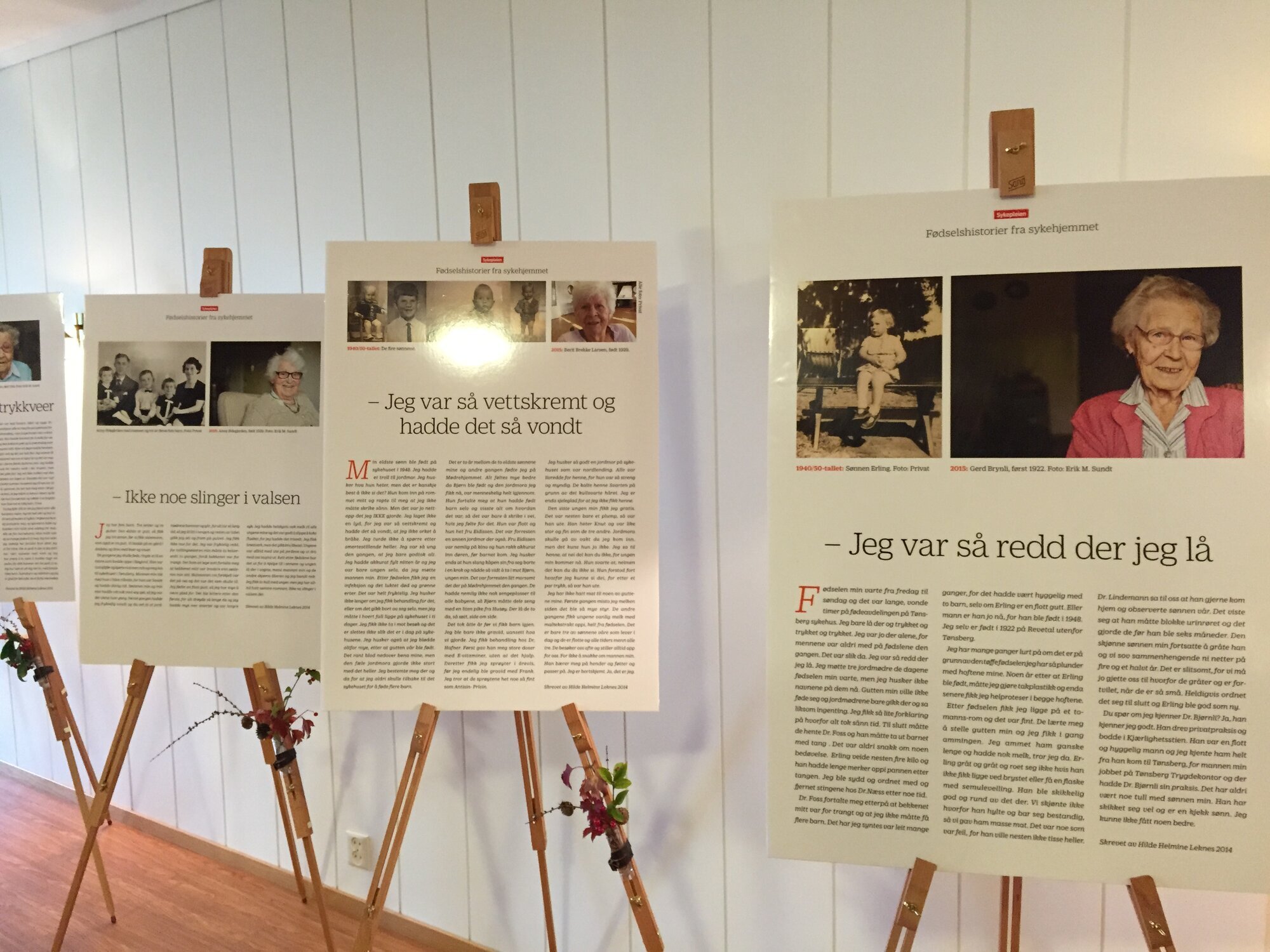 Fødselshistorier, Marie Treschow sykehjem Bildet viser noen av historiene som er stilt ut, plakater på staffelier.