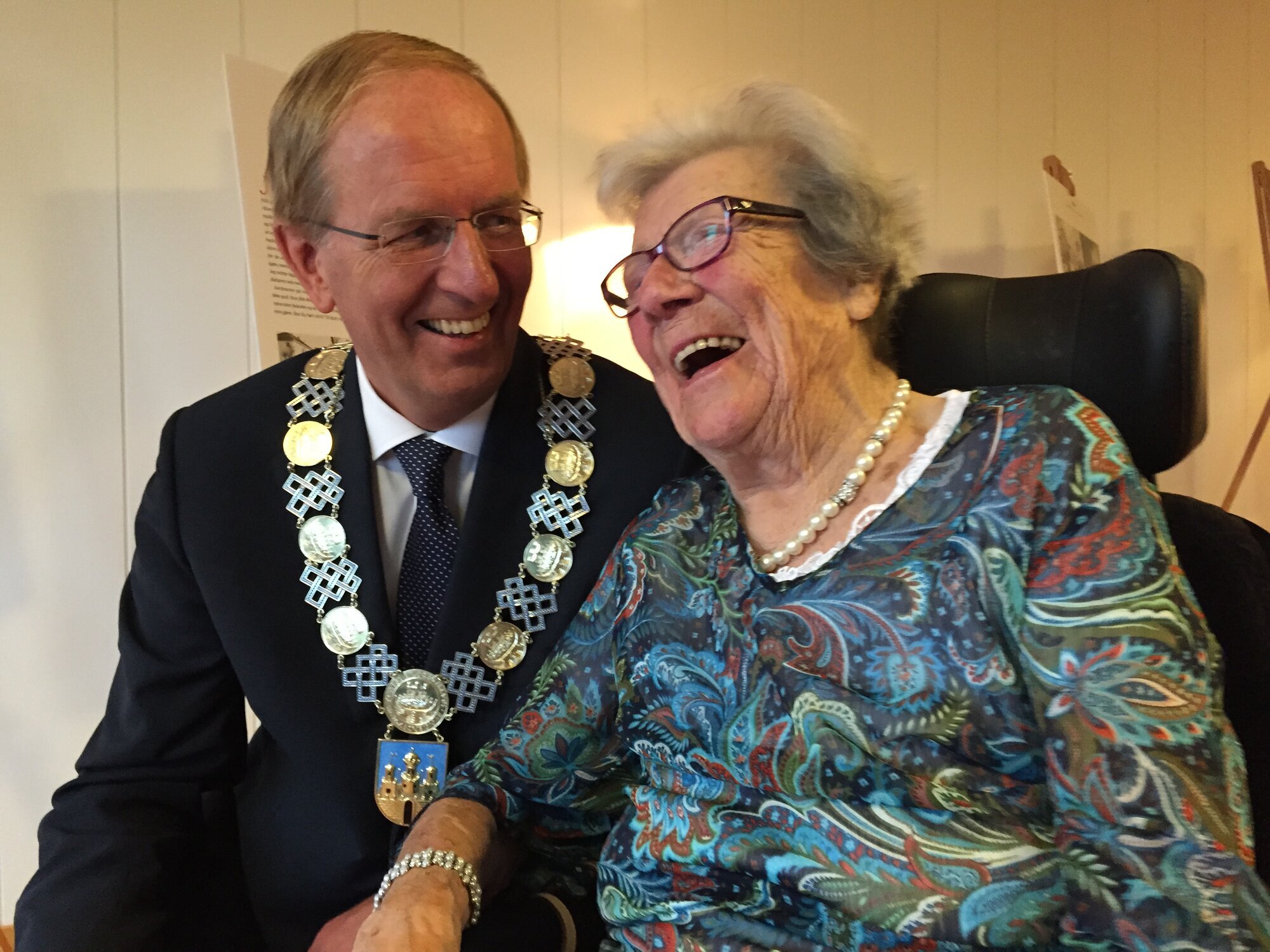 Petter Berg, Agnes Gustavsen, fødselshistorier, Marie Treschow sykehjem Bildet viser ordfører Petter Berg i munter prat med Agnes Gustavsen.