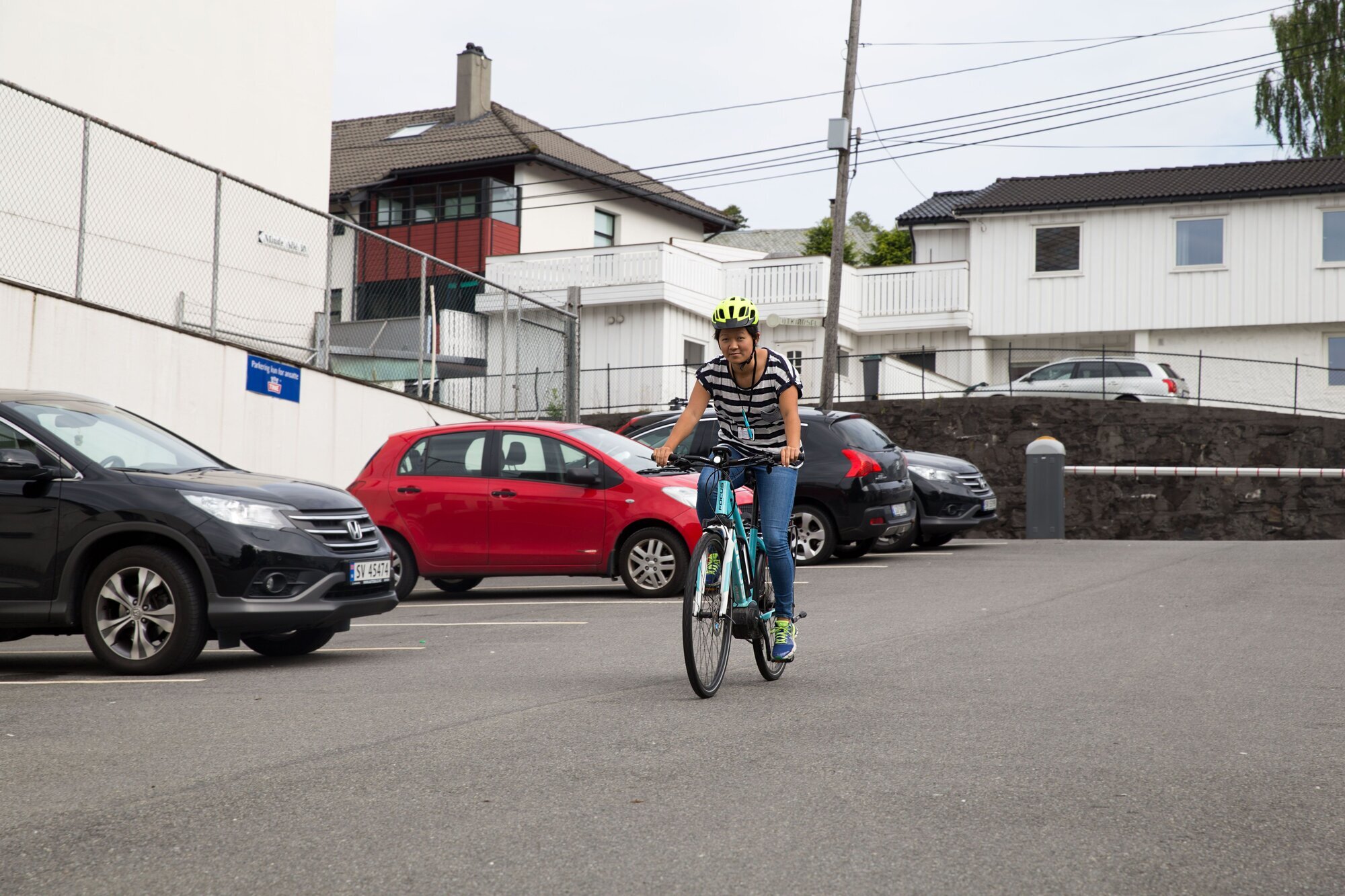Sykepleier Birgitte Dyrøy Thomassen (25) på el-sykkel i Bergen. Sykepleier Birgitte Dyrøy Thomassen (25) på el-sykkel i Bergen.
