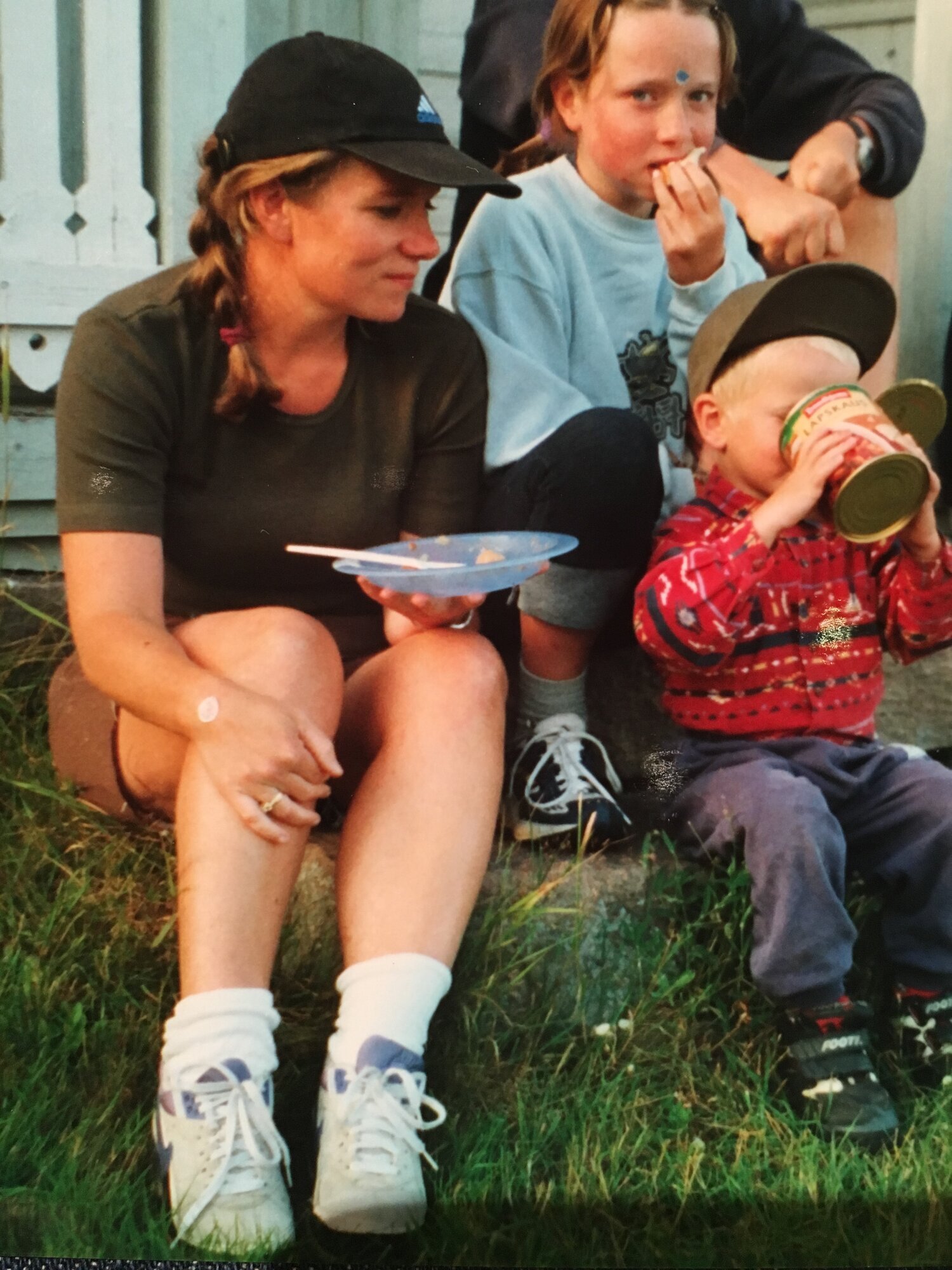 Marit Hermansen med barna på tur.